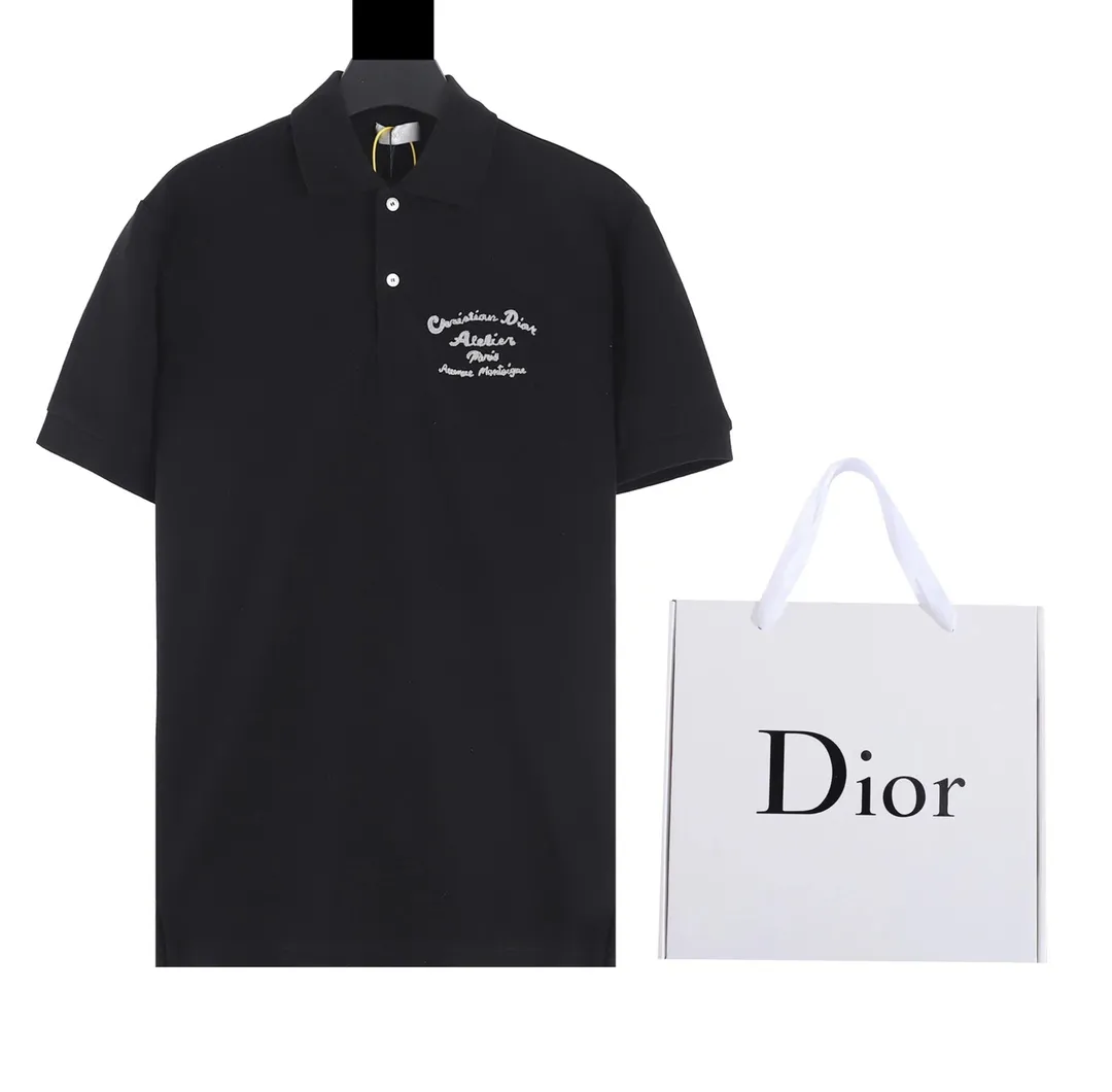 🅿️240 (with carrying case +5) Dio* Men Fall brand new model, polo that is a must-have at the counter! All are classic! The upper body is even more perfect! It is also the same style for men and women, so it can be used as a couple Ootd!  ⚠️The neckline and the ends of the cuffs are threaded. They are custom-made and dyed. There is no color difference at all. After multiple comparisons, I waited for more than half a month to order this thread! Full of high-end feel! The fabric is a customer-supplied thick-thread double-piqué large mesh mercerized cotton fabric. The texture is very delicate. It is light, breathable and very soft. It has perfect upper body comfort. 💯No matter from any aspect, it is easy to wear! The zp fabric is made of high-weight pique cotton. The upper body of the material is crisp and stylish. It is not the kind of soft couch without shape! The wiring is even and there are no wrinkles! We have high-temperature color fixation for both colors. The dyes used are also reactive environmentally friendly dyes that have undergone special treatment!  More than 1 meter and a half of fabric was used to embroider the front and rear door widths and pattern making! It has been modified almost 6 times. Large products are directly embroidered with Tajima machines imported from Japan. The number of stitches reaches about 10W needles! The buttons are also pure natural deep sea white butterfly real shell buttons! The letters on the buttons were repeatedly adjusted by laser engraving before they reached their current level of precision! Same style for men and women Size: XS S M L