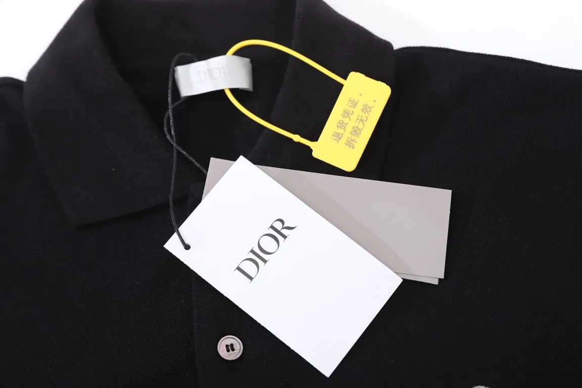 🅿️240 (with carrying case +5) Dio* Men Fall brand new model, polo that is a must-have at the counter! All are classic! The upper body is even more perfect! It is also the same style for men and women, so it can be used as a couple Ootd!  ⚠️The neckline and the ends of the cuffs are threaded. They are custom-made and dyed. There is no color difference at all. After multiple comparisons, I waited for more than half a month to order this thread! Full of high-end feel! The fabric is a customer-supplied thick-thread double-piqué large mesh mercerized cotton fabric. The texture is very delicate. It is light, breathable and very soft. It has perfect upper body comfort. 💯No matter from any aspect, it is easy to wear! The zp fabric is made of high-weight pique cotton. The upper body of the material is crisp and stylish. It is not the kind of soft couch without shape! The wiring is even and there are no wrinkles! We have high-temperature color fixation for both colors. The dyes used are also reactive environmentally friendly dyes that have undergone special treatment!  More than 1 meter and a half of fabric was used to embroider the front and rear door widths and pattern making! It has been modified almost 6 times. Large products are directly embroidered with Tajima machines imported from Japan. The number of stitches reaches about 10W needles! The buttons are also pure natural deep sea white butterfly real shell buttons! The letters on the buttons were repeatedly adjusted by laser engraving before they reached their current level of precision! Same style for men and women Size: XS S M L