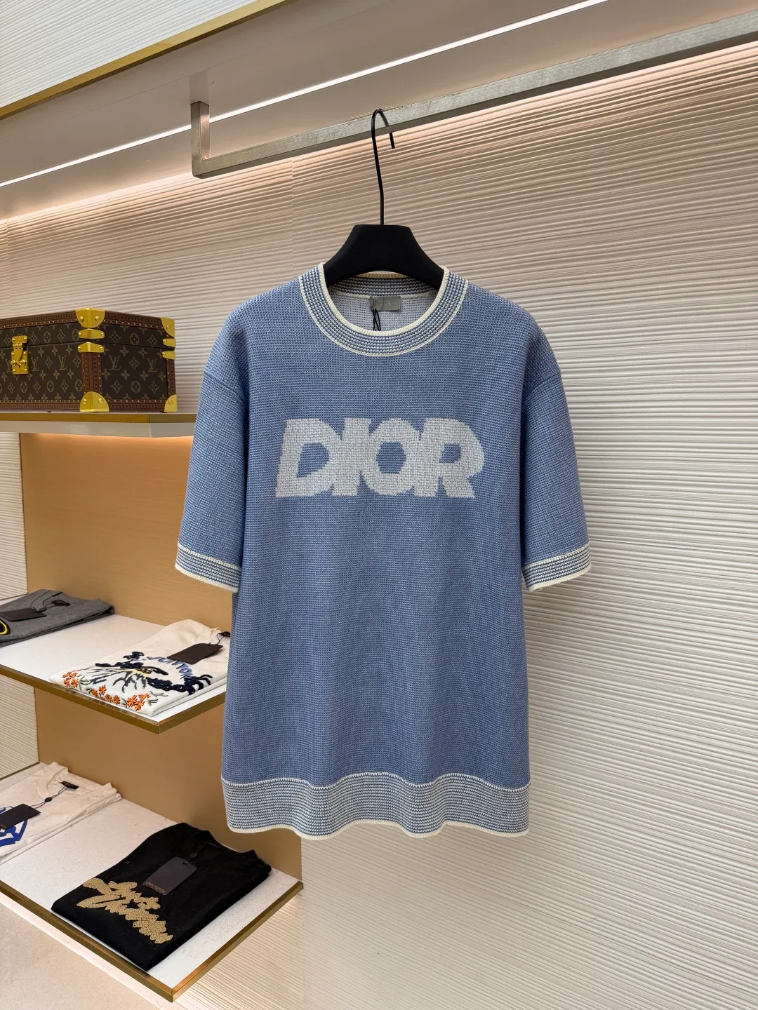 Dior waffle pattern letter short sleeves ●Original version: 12,000 purchased and developed ●Item number: 1681891-B05 ●Fabric: combed cotton fabric ●Technology: knitted ●Color: blue and white ●Version: fitted version ●Weight: about 410 grams ●Size: XS-S-M-L ●Description: The yarn uses a combination of special yarns, core yarn and 100% combed cotton. All colors are custom-dyed. This fabric piece is stitched with a combination of two types of needles. Since the core yarn is thicker and the combed cotton is thinner, two yarns with a large difference in thickness are used for the front and back panels and sleeves. The requirements for the machine are relatively picky. The 14-needle German STOLL machine woven piece. The cuffs, collar, and hem ribs are sewn separately. When sewing, all ribs need to be sewn on the 12-pin disc, and the upper sleeve embedment clips need to be on the 18-pin disc. The combed cotton yarn on the shirt body is relatively thin, so special attention must be paid when sewing the ribs. If you are not careful, the clothes will be broken and defective products will be produced. Because the shirt hems and cuffs are sewn separately, the sewing disc is increased, and the time for picking and tailing is relatively long. The overall wiring is straight and delicate, the fabric is comfortable and soft, and the color is consistent without color difference. It can be matched with the same style to create a fashionable look and control various occasions. Customized accessories, complete with three standards, same style for men and women!