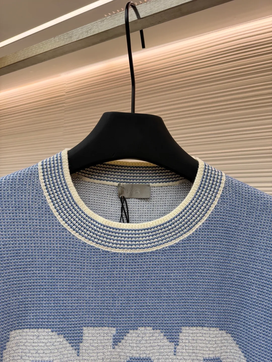 Dior waffle pattern letter short sleeves ●Original version: 12,000 purchased and developed ●Item number: 1681891-B05 ●Fabric: combed cotton fabric ●Technology: knitted ●Color: blue and white ●Version: fitted version ●Weight: about 410 grams ●Size: XS-S-M-L ●Description: The yarn uses a combination of special yarns, core yarn and 100% combed cotton. All colors are custom-dyed. This fabric piece is stitched with a combination of two types of needles. Since the core yarn is thicker and the combed cotton is thinner, two yarns with a large difference in thickness are used for the front and back panels and sleeves. The requirements for the machine are relatively picky. The 14-needle German STOLL machine woven piece. The cuffs, collar, and hem ribs are sewn separately. When sewing, all ribs need to be sewn on the 12-pin disc, and the upper sleeve embedment clips need to be on the 18-pin disc. The combed cotton yarn on the shirt body is relatively thin, so special attention must be paid when sewing the ribs. If you are not careful, the clothes will be broken and defective products will be produced. Because the shirt hems and cuffs are sewn separately, the sewing disc is increased, and the time for picking and tailing is relatively long. The overall wiring is straight and delicate, the fabric is comfortable and soft, and the color is consistent without color difference. It can be matched with the same style to create a fashionable look and control various occasions. Customized accessories, complete with three standards, same style for men and women!