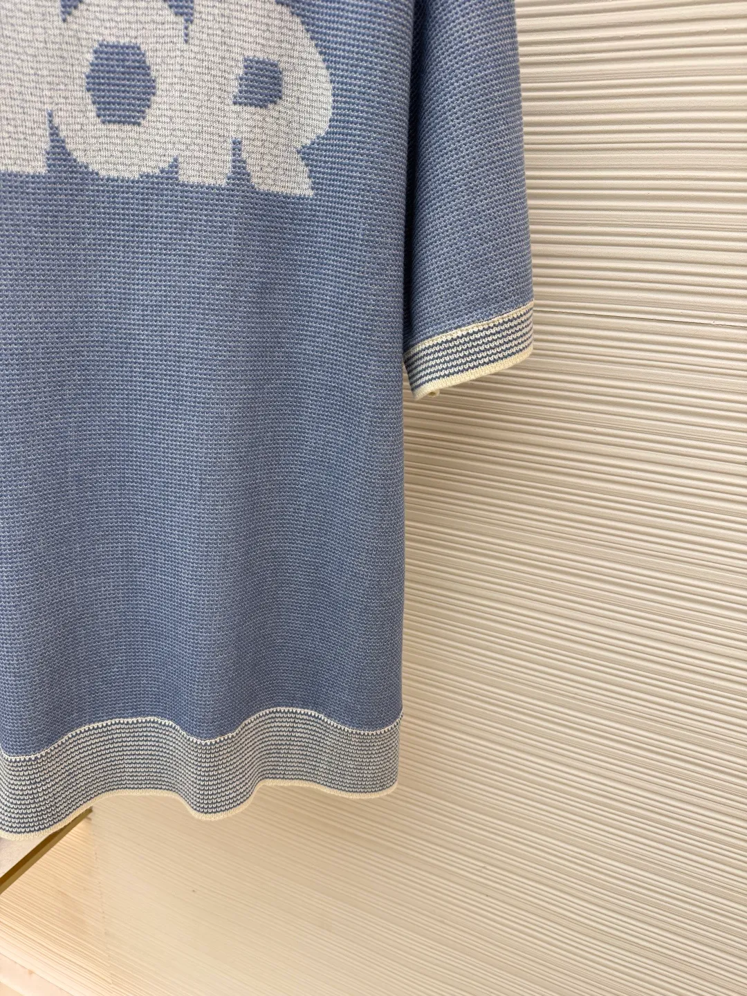 Dior waffle pattern letter short sleeves ●Original version: 12,000 purchased and developed ●Item number: 1681891-B05 ●Fabric: combed cotton fabric ●Technology: knitted ●Color: blue and white ●Version: fitted version ●Weight: about 410 grams ●Size: XS-S-M-L ●Description: The yarn uses a combination of special yarns, core yarn and 100% combed cotton. All colors are custom-dyed. This fabric piece is stitched with a combination of two types of needles. Since the core yarn is thicker and the combed cotton is thinner, two yarns with a large difference in thickness are used for the front and back panels and sleeves. The requirements for the machine are relatively picky. The 14-needle German STOLL machine woven piece. The cuffs, collar, and hem ribs are sewn separately. When sewing, all ribs need to be sewn on the 12-pin disc, and the upper sleeve embedment clips need to be on the 18-pin disc. The combed cotton yarn on the shirt body is relatively thin, so special attention must be paid when sewing the ribs. If you are not careful, the clothes will be broken and defective products will be produced. Because the shirt hems and cuffs are sewn separately, the sewing disc is increased, and the time for picking and tailing is relatively long. The overall wiring is straight and delicate, the fabric is comfortable and soft, and the color is consistent without color difference. It can be matched with the same style to create a fashionable look and control various occasions. Customized accessories, complete with three standards, same style for men and women!