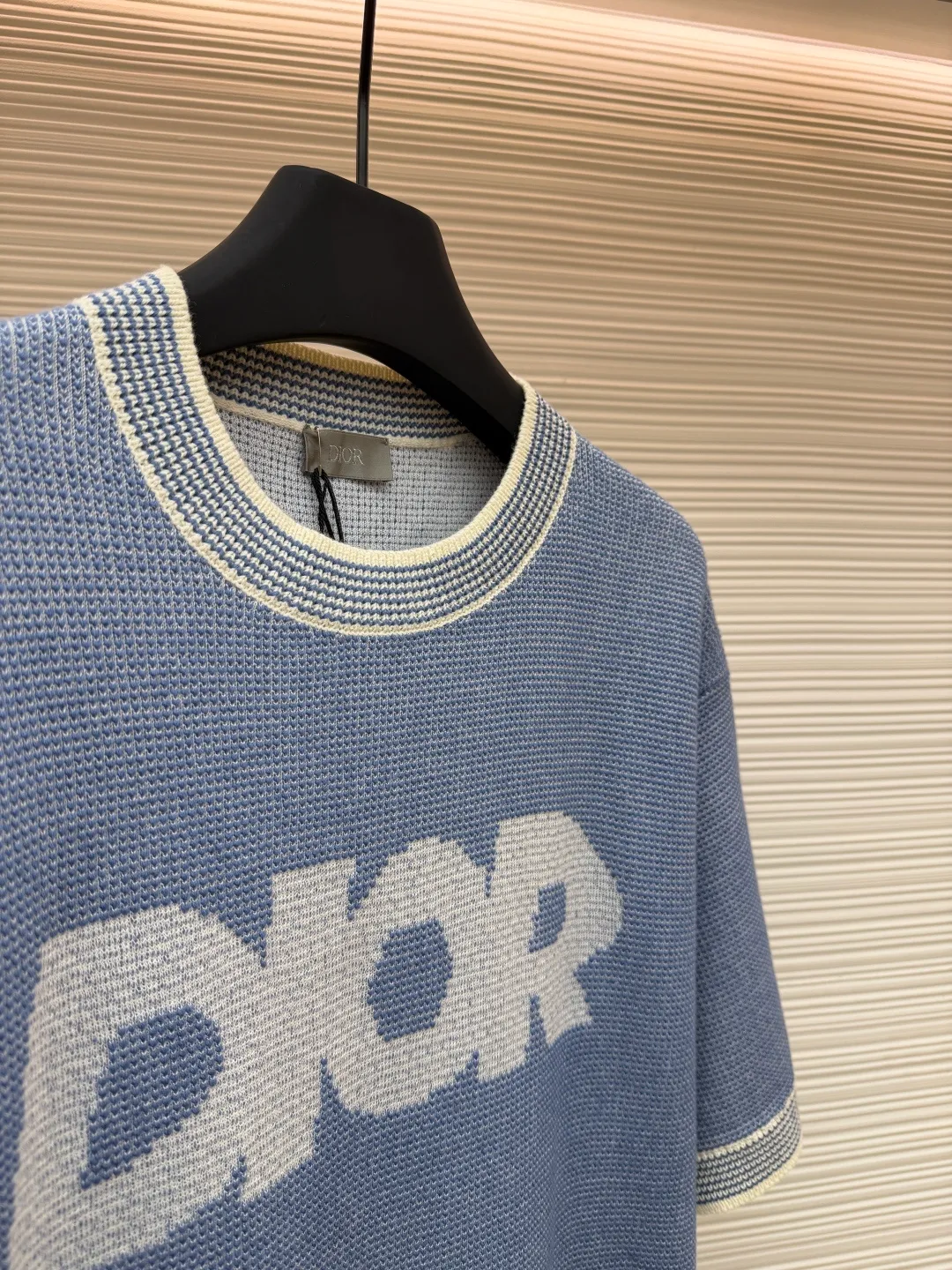 Dior waffle pattern letter short sleeves ●Original version: 12,000 purchased and developed ●Item number: 1681891-B05 ●Fabric: combed cotton fabric ●Technology: knitted ●Color: blue and white ●Version: fitted version ●Weight: about 410 grams ●Size: XS-S-M-L ●Description: The yarn uses a combination of special yarns, core yarn and 100% combed cotton. All colors are custom-dyed. This fabric piece is stitched with a combination of two types of needles. Since the core yarn is thicker and the combed cotton is thinner, two yarns with a large difference in thickness are used for the front and back panels and sleeves. The requirements for the machine are relatively picky. The 14-needle German STOLL machine woven piece. The cuffs, collar, and hem ribs are sewn separately. When sewing, all ribs need to be sewn on the 12-pin disc, and the upper sleeve embedment clips need to be on the 18-pin disc. The combed cotton yarn on the shirt body is relatively thin, so special attention must be paid when sewing the ribs. If you are not careful, the clothes will be broken and defective products will be produced. Because the shirt hems and cuffs are sewn separately, the sewing disc is increased, and the time for picking and tailing is relatively long. The overall wiring is straight and delicate, the fabric is comfortable and soft, and the color is consistent without color difference. It can be matched with the same style to create a fashionable look and control various occasions. Customized accessories, complete with three standards, same style for men and women!