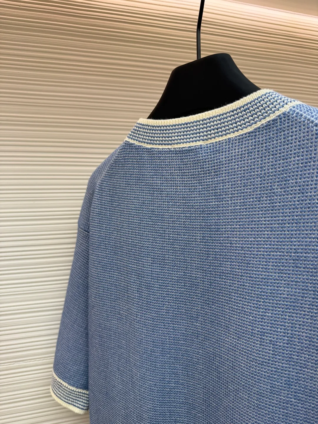 Dior waffle pattern letter short sleeves ●Original version: 12,000 purchased and developed ●Item number: 1681891-B05 ●Fabric: combed cotton fabric ●Technology: knitted ●Color: blue and white ●Version: fitted version ●Weight: about 410 grams ●Size: XS-S-M-L ●Description: The yarn uses a combination of special yarns, core yarn and 100% combed cotton. All colors are custom-dyed. This fabric piece is stitched with a combination of two types of needles. Since the core yarn is thicker and the combed cotton is thinner, two yarns with a large difference in thickness are used for the front and back panels and sleeves. The requirements for the machine are relatively picky. The 14-needle German STOLL machine woven piece. The cuffs, collar, and hem ribs are sewn separately. When sewing, all ribs need to be sewn on the 12-pin disc, and the upper sleeve embedment clips need to be on the 18-pin disc. The combed cotton yarn on the shirt body is relatively thin, so special attention must be paid when sewing the ribs. If you are not careful, the clothes will be broken and defective products will be produced. Because the shirt hems and cuffs are sewn separately, the sewing disc is increased, and the time for picking and tailing is relatively long. The overall wiring is straight and delicate, the fabric is comfortable and soft, and the color is consistent without color difference. It can be matched with the same style to create a fashionable look and control various occasions. Customized accessories, complete with three standards, same style for men and women!