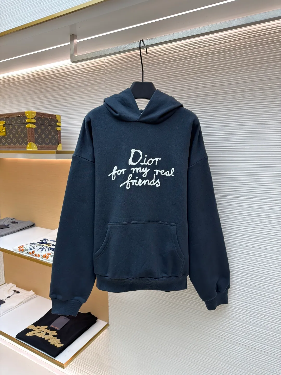 Dior's iconic embroidered long-sleeved hooded sweatshirt ●Original version: Purchased and developed by 7233 ●Item number: 1681281-A65 ●Material: combed cotton fabric ●Technology: embroidery production ●Color: navy ●Version: fitted version ●Weight: about 720 grams ●Size: S-M-L-XL ●Description: This hooded sweatshirt displays the Dior For My Real Friends logo from the DIOR AND HYLTON NEL joint series. Crafted from navy cotton fleece, it features contrasting embroidery on the front and a practical kangaroo pocket. Cut for a relaxed fit with a ribbed hem and cuffs, it pairs well with a variety of casual outfits. DIOR AND HYLTON NEL collaboration Doir For My Real Friends logo embroidered, hood, front kangaroo pocket, ribbed hem and cuffs. The overall wiring is straight and delicate, the fabric is comfortable and soft, and the color is consistent without color difference. It can be matched with the same style to create a fashionable look and control various occasions. Customized accessories, complete with three standards, same style for men and women!
