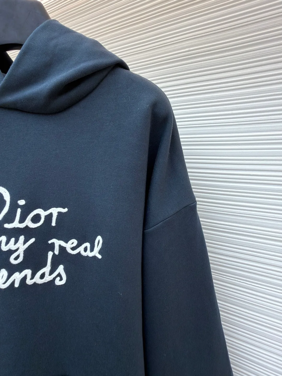 Dior's iconic embroidered long-sleeved hooded sweatshirt ●Original version: Purchased and developed by 7233 ●Item number: 1681281-A65 ●Material: combed cotton fabric ●Technology: embroidery production ●Color: navy ●Version: fitted version ●Weight: about 720 grams ●Size: S-M-L-XL ●Description: This hooded sweatshirt displays the Dior For My Real Friends logo from the DIOR AND HYLTON NEL joint series. Crafted from navy cotton fleece, it features contrasting embroidery on the front and a practical kangaroo pocket. Cut for a relaxed fit with a ribbed hem and cuffs, it pairs well with a variety of casual outfits. DIOR AND HYLTON NEL collaboration Doir For My Real Friends logo embroidered, hood, front kangaroo pocket, ribbed hem and cuffs. The overall wiring is straight and delicate, the fabric is comfortable and soft, and the color is consistent without color difference. It can be matched with the same style to create a fashionable look and control various occasions. Customized accessories, complete with three standards, same style for men and women!