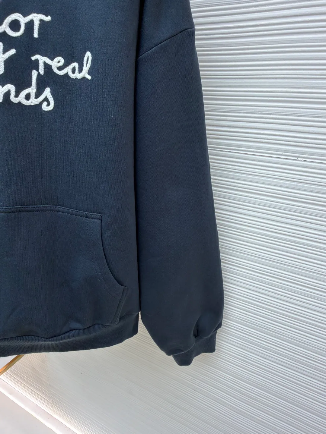 Dior's iconic embroidered long-sleeved hooded sweatshirt ●Original version: Purchased and developed by 7233 ●Item number: 1681281-A65 ●Material: combed cotton fabric ●Technology: embroidery production ●Color: navy ●Version: fitted version ●Weight: about 720 grams ●Size: S-M-L-XL ●Description: This hooded sweatshirt displays the Dior For My Real Friends logo from the DIOR AND HYLTON NEL joint series. Crafted from navy cotton fleece, it features contrasting embroidery on the front and a practical kangaroo pocket. Cut for a relaxed fit with a ribbed hem and cuffs, it pairs well with a variety of casual outfits. DIOR AND HYLTON NEL collaboration Doir For My Real Friends logo embroidered, hood, front kangaroo pocket, ribbed hem and cuffs. The overall wiring is straight and delicate, the fabric is comfortable and soft, and the color is consistent without color difference. It can be matched with the same style to create a fashionable look and control various occasions. Customized accessories, complete with three standards, same style for men and women!
