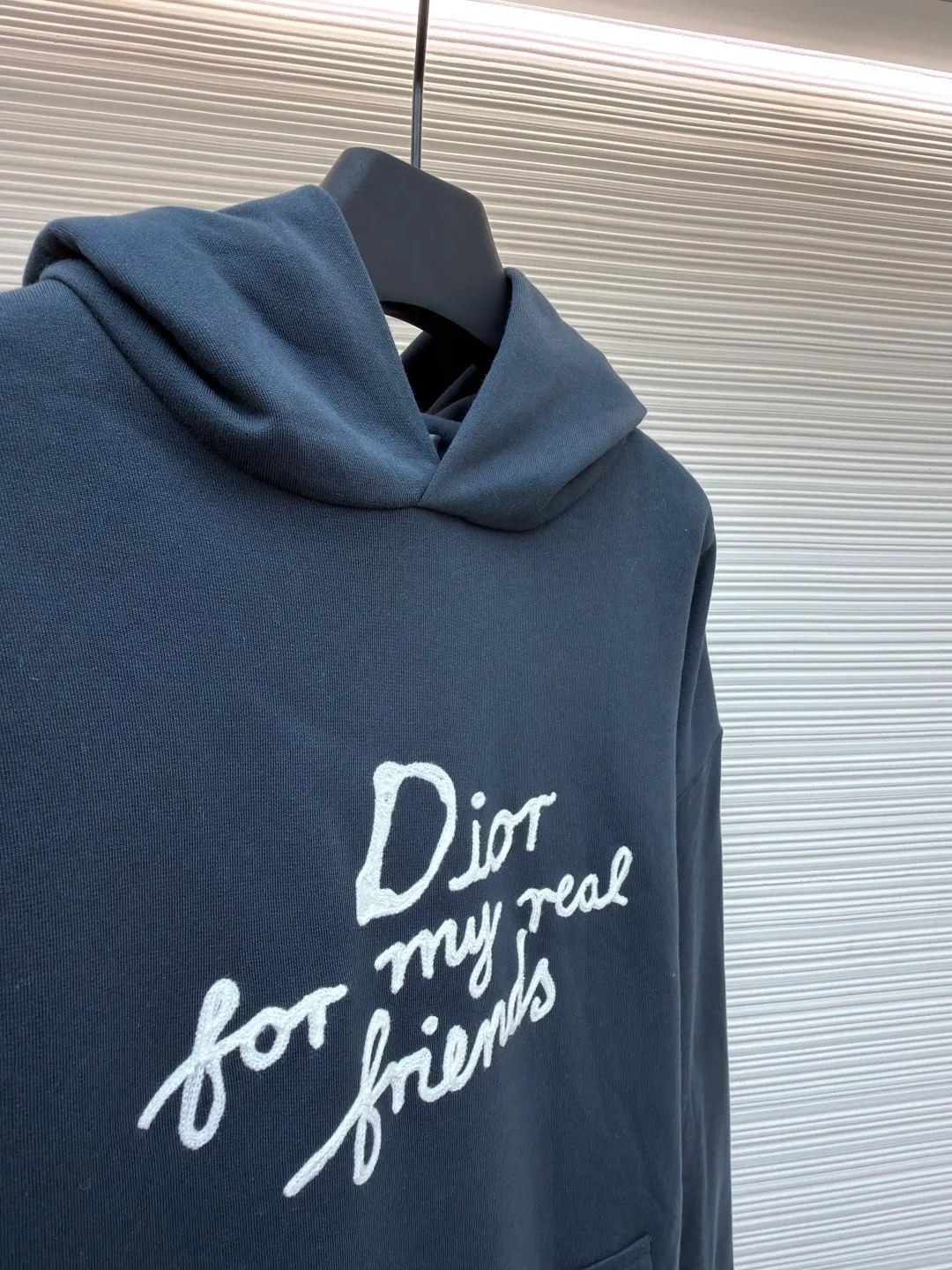 Dior's iconic embroidered long-sleeved hooded sweatshirt ●Original version: Purchased and developed by 7233 ●Item number: 1681281-A65 ●Material: combed cotton fabric ●Technology: embroidery production ●Color: navy ●Version: fitted version ●Weight: about 720 grams ●Size: S-M-L-XL ●Description: This hooded sweatshirt displays the Dior For My Real Friends logo from the DIOR AND HYLTON NEL joint series. Crafted from navy cotton fleece, it features contrasting embroidery on the front and a practical kangaroo pocket. Cut for a relaxed fit with a ribbed hem and cuffs, it pairs well with a variety of casual outfits. DIOR AND HYLTON NEL collaboration Doir For My Real Friends logo embroidered, hood, front kangaroo pocket, ribbed hem and cuffs. The overall wiring is straight and delicate, the fabric is comfortable and soft, and the color is consistent without color difference. It can be matched with the same style to create a fashionable look and control various occasions. Customized accessories, complete with three standards, same style for men and women!