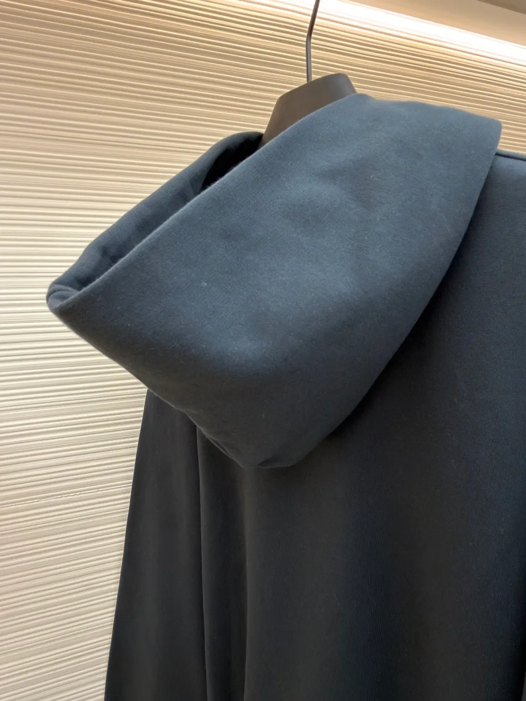 Dior's iconic embroidered long-sleeved hooded sweatshirt ●Original version: Purchased and developed by 7233 ●Item number: 1681281-A65 ●Material: combed cotton fabric ●Technology: embroidery production ●Color: navy ●Version: fitted version ●Weight: about 720 grams ●Size: S-M-L-XL ●Description: This hooded sweatshirt displays the Dior For My Real Friends logo from the DIOR AND HYLTON NEL joint series. Crafted from navy cotton fleece, it features contrasting embroidery on the front and a practical kangaroo pocket. Cut for a relaxed fit with a ribbed hem and cuffs, it pairs well with a variety of casual outfits. DIOR AND HYLTON NEL collaboration Doir For My Real Friends logo embroidered, hood, front kangaroo pocket, ribbed hem and cuffs. The overall wiring is straight and delicate, the fabric is comfortable and soft, and the color is consistent without color difference. It can be matched with the same style to create a fashionable look and control various occasions. Customized accessories, complete with three standards, same style for men and women!