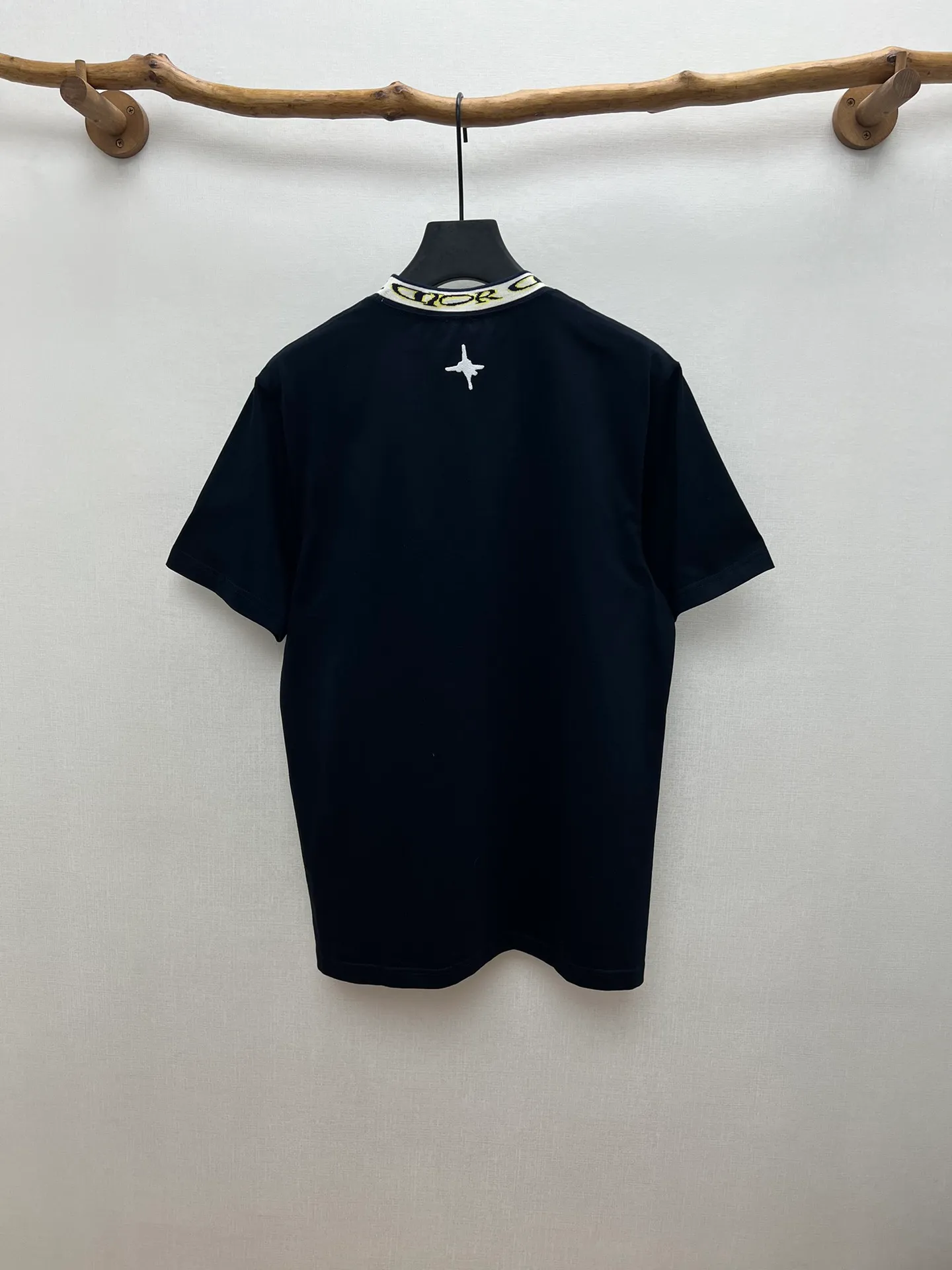 🅿️240 Dior 25ss new T-shirt is a new product of the 2025 autumn men's wear series, from the DIOR AND LEWIS HAMILTON limited series. Crafted from black cotton jersey, it has a ribbed neckline decorated with the collection's signature, a graphic reinterpretation of the Dior logo. Wear it with the collaboration's trousers for a sophisticated look. Size: S.M.L.XL.