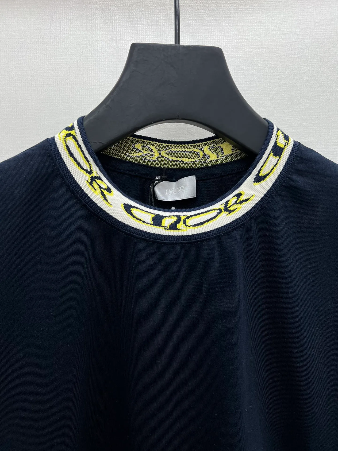 🅿️240 Dior 25ss new T-shirt is a new product of the 2025 autumn men's wear series, from the DIOR AND LEWIS HAMILTON limited series. Crafted from black cotton jersey, it has a ribbed neckline decorated with the collection's signature, a graphic reinterpretation of the Dior logo. Wear it with the collaboration's trousers for a sophisticated look. Size: S.M.L.XL.