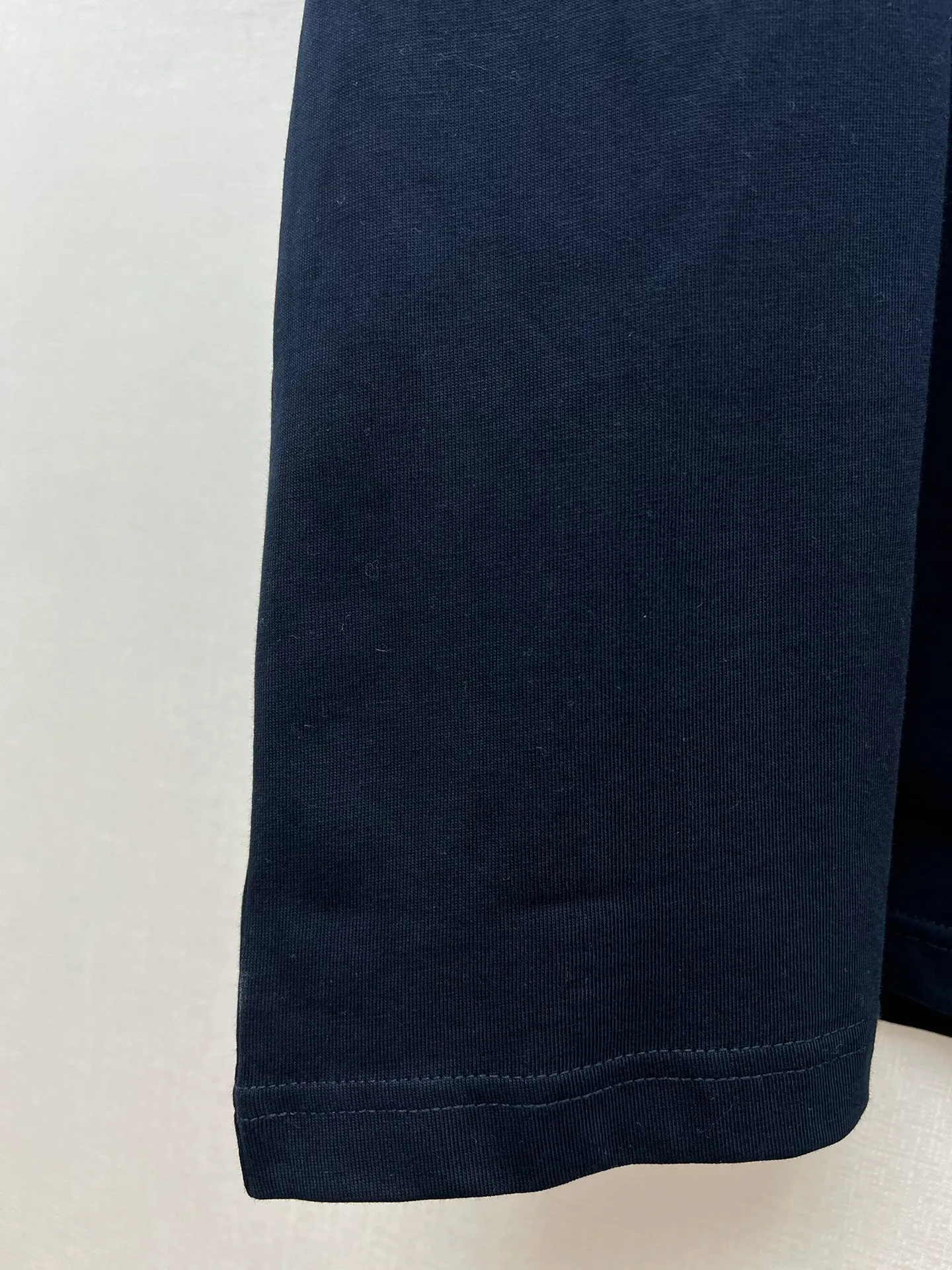 🅿️240 Dior 25ss new T-shirt is a new product of the 2025 autumn men's wear series, from the DIOR AND LEWIS HAMILTON limited series. Crafted from black cotton jersey, it has a ribbed neckline decorated with the collection's signature, a graphic reinterpretation of the Dior logo. Wear it with the collaboration's trousers for a sophisticated look. Size: S.M.L.XL.