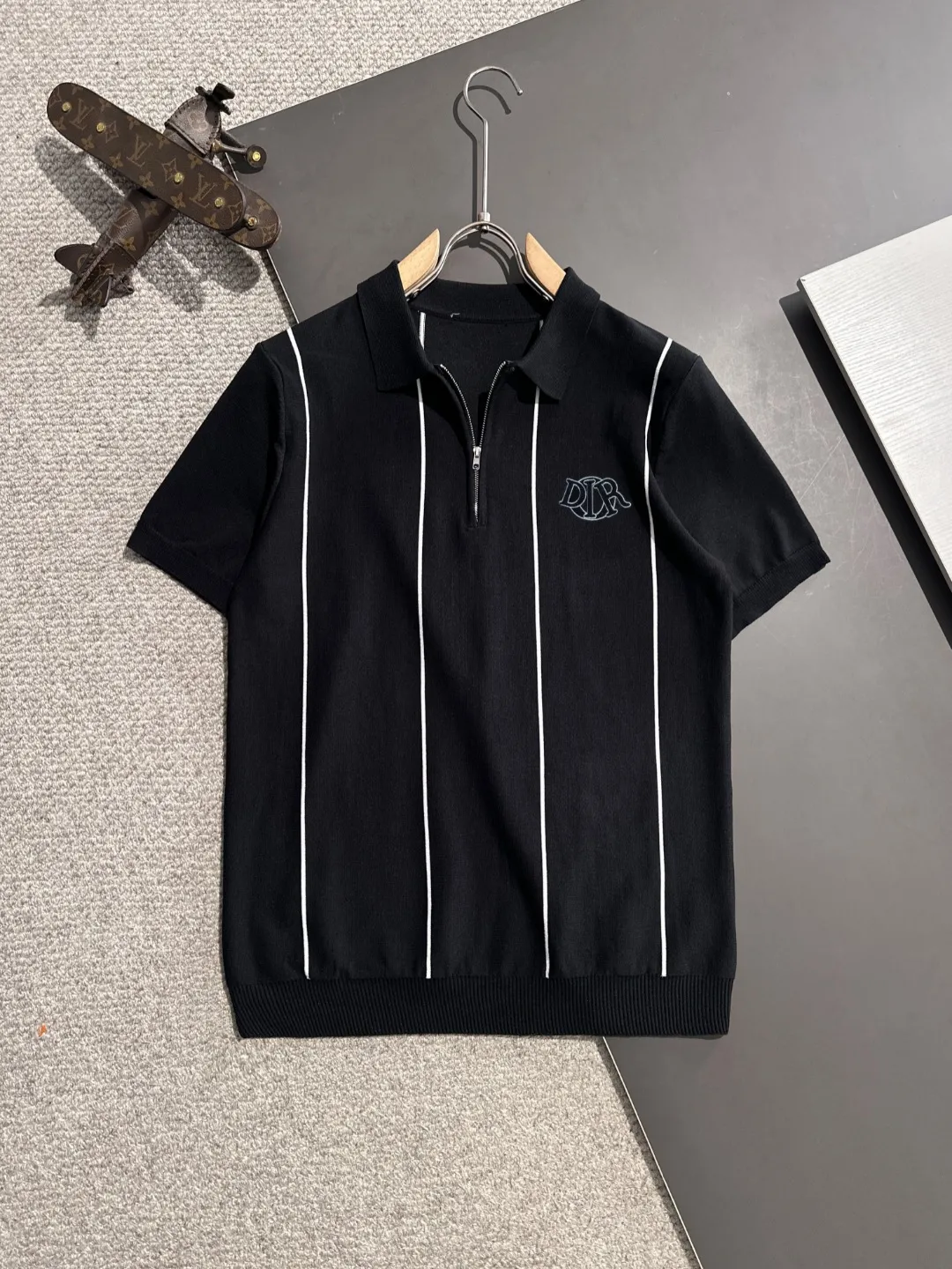 🅿️330 shipped next day. High quality Dior 2025 spring and summer new men's lapel short-sleeved T-shirt. Made of combed cotton yarn knitted cotton fabric. Pure cotton high-weight special yarn. It feels heavy when weighed. The upper body is also more textured than ordinary T-shirts. This texture can cope with the weather easily and is suitable for both hot and cold! The pattern on the chest adopts three-dimensional embroidery technology, and is perfectly produced stitch by stitch with reference to the original version! Loose fit design, looks noble. Size: M to XXXL