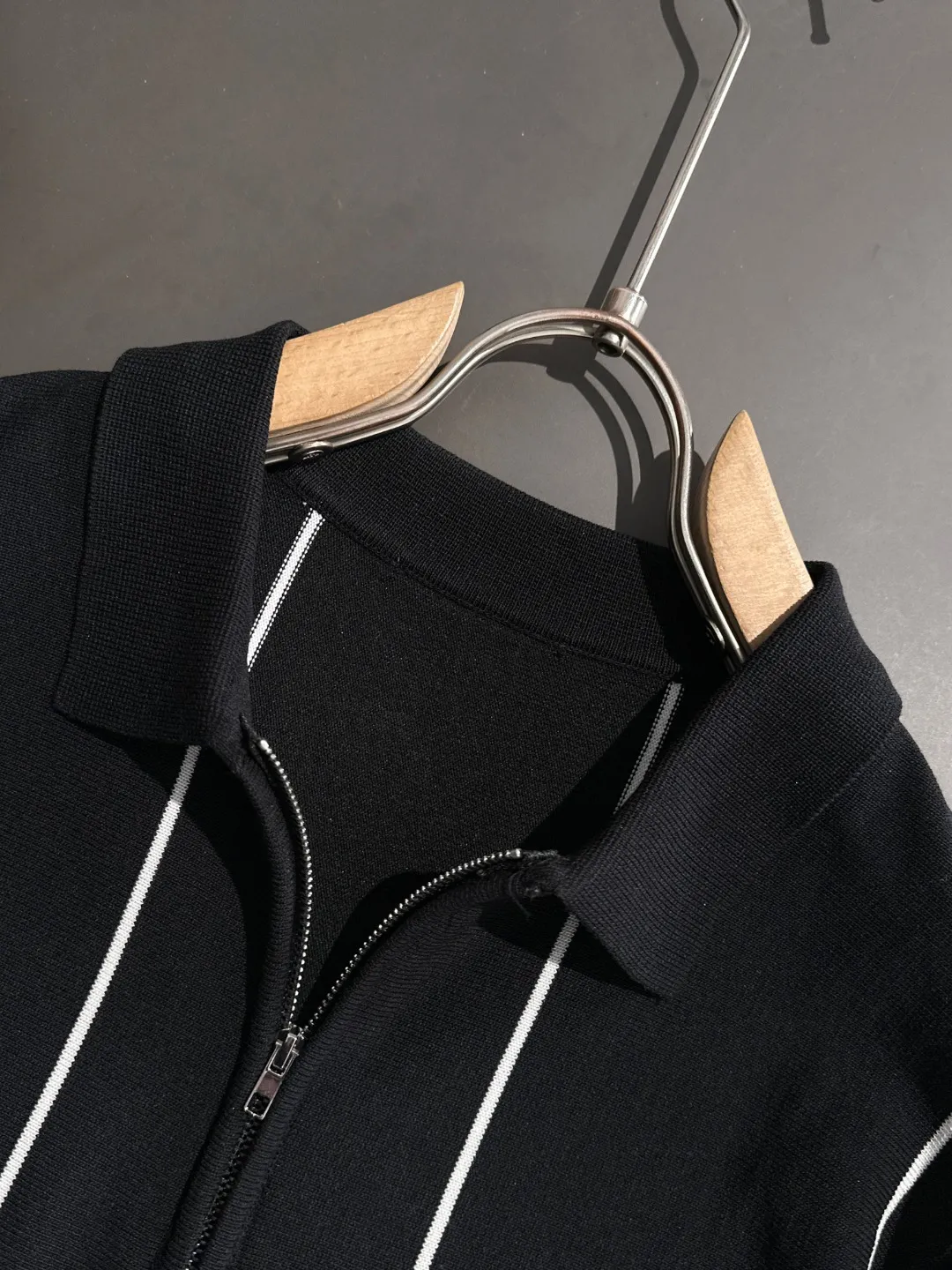🅿️330 shipped next day. High quality Dior 2025 spring and summer new men's lapel short-sleeved T-shirt. Made of combed cotton yarn knitted cotton fabric. Pure cotton high-weight special yarn. It feels heavy when weighed. The upper body is also more textured than ordinary T-shirts. This texture can cope with the weather easily and is suitable for both hot and cold! The pattern on the chest adopts three-dimensional embroidery technology, and is perfectly produced stitch by stitch with reference to the original version! Loose fit design, looks noble. Size: M to XXXL