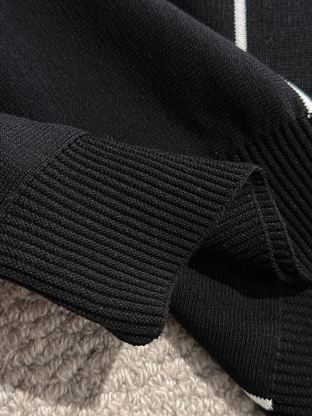 🅿️330 shipped next day. High quality Dior 2025 spring and summer new men's lapel short-sleeved T-shirt. Made of combed cotton yarn knitted cotton fabric. Pure cotton high-weight special yarn. It feels heavy when weighed. The upper body is also more textured than ordinary T-shirts. This texture can cope with the weather easily and is suitable for both hot and cold! The pattern on the chest adopts three-dimensional embroidery technology, and is perfectly produced stitch by stitch with reference to the original version! Loose fit design, looks noble. Size: M to XXXL