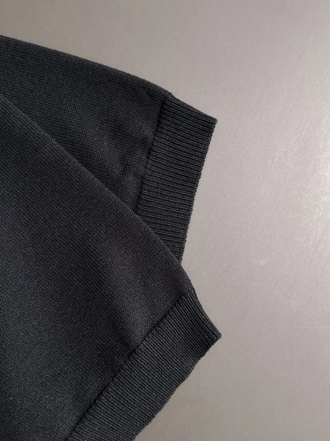 🅿️330 shipped next day. High quality Dior 2025 spring and summer new men's lapel short-sleeved T-shirt. Made of combed cotton yarn knitted cotton fabric. Pure cotton high-weight special yarn. It feels heavy when weighed. The upper body is also more textured than ordinary T-shirts. This texture can cope with the weather easily and is suitable for both hot and cold! The pattern on the chest adopts three-dimensional embroidery technology, and is perfectly produced stitch by stitch with reference to the original version! Loose fit design, looks noble. Size: M to XXXL