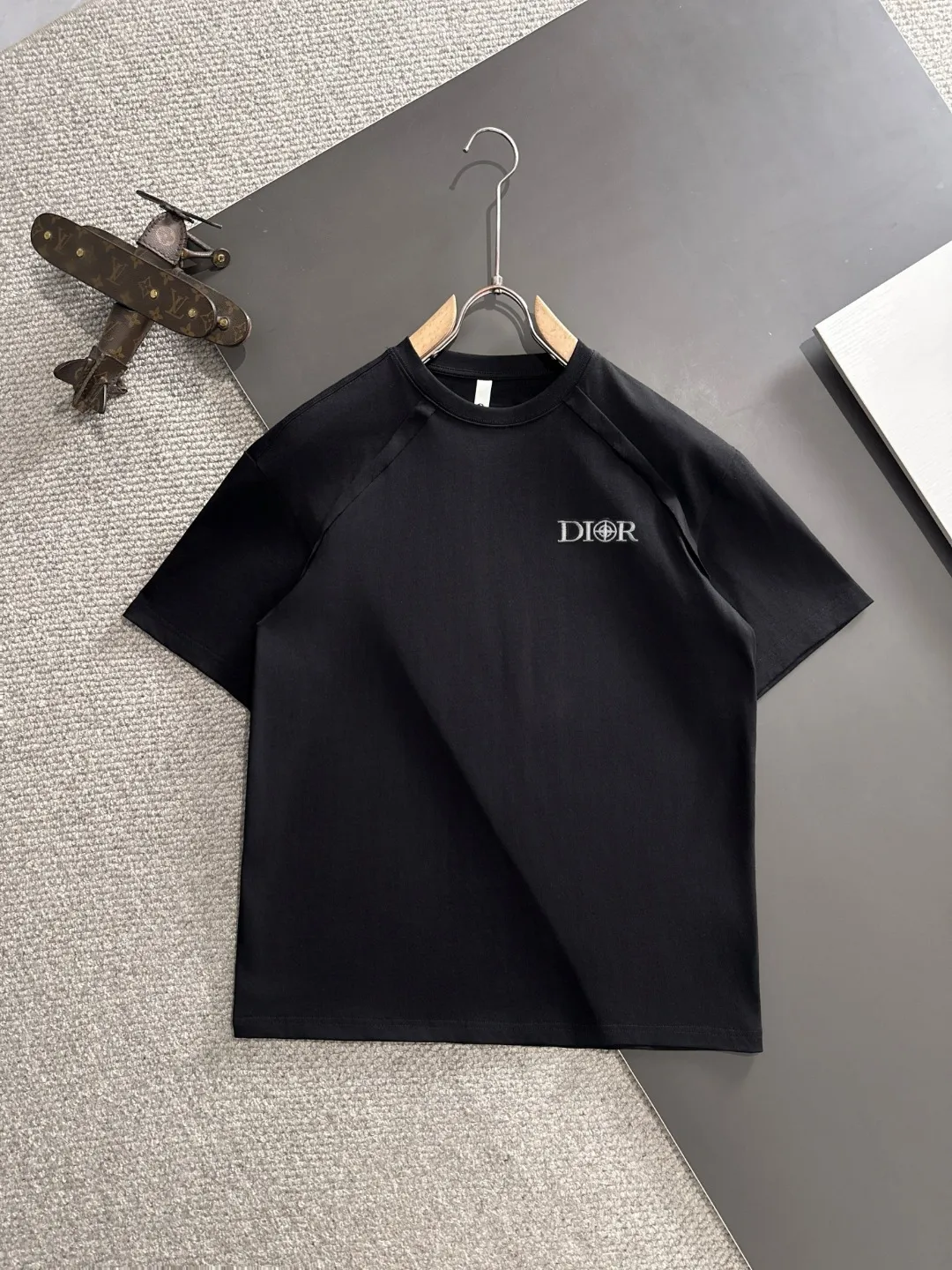 🅿️270 Shipped next day Dior 2025 summer new style (top quality, differentiated currency) The launch of short-sleeved special fabrics Summer catwalk style Exclusive style for men and women Made of imported custom dyed fabric Back neck chain bottom full shoulder bag No deformation or shrinkage when exposed to water SIZE: M to 3XL