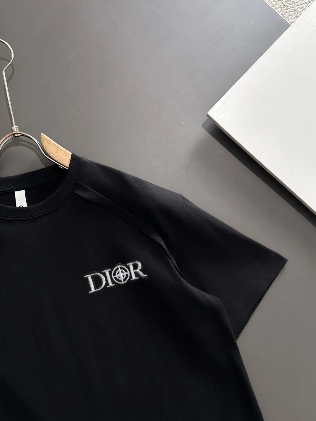 🅿️270 Shipped next day Dior 2025 summer new style (top quality, differentiated currency) The launch of short-sleeved special fabrics Summer catwalk style Exclusive style for men and women Made of imported custom dyed fabric Back neck chain bottom full shoulder bag No deformation or shrinkage when exposed to water SIZE: M to 3XL