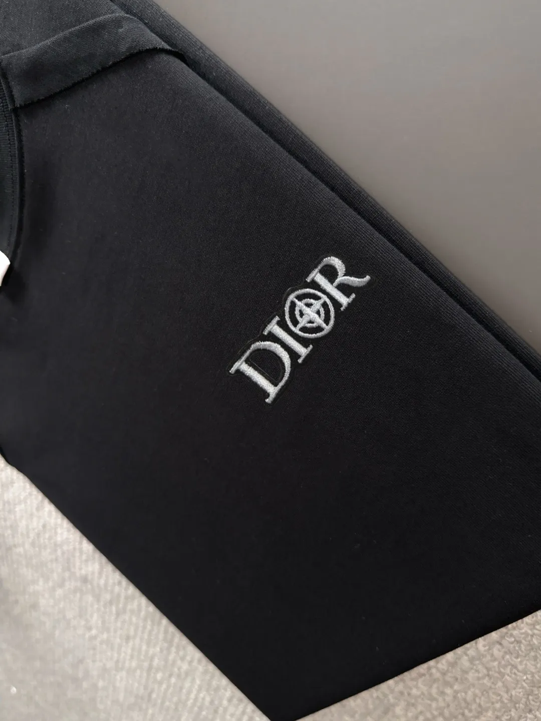 🅿️270 Shipped next day Dior 2025 summer new style (top quality, differentiated currency) The launch of short-sleeved special fabrics Summer catwalk style Exclusive style for men and women Made of imported custom dyed fabric Back neck chain bottom full shoulder bag No deformation or shrinkage when exposed to water SIZE: M to 3XL