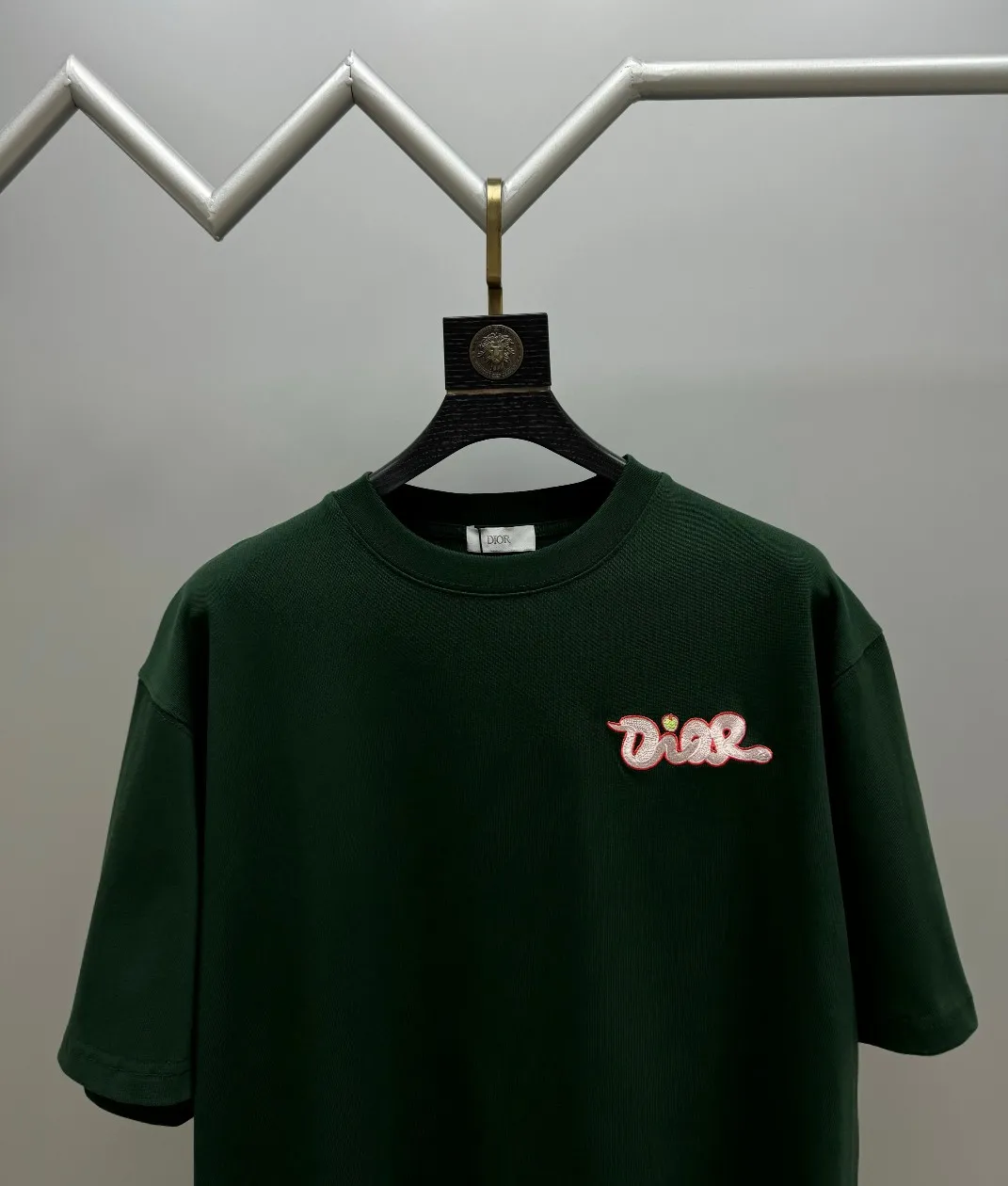 🅿️220 (top version, different currency) will not be taken off the shelves all year round, sell with confidence Style: Dior/DIO.R short-sleeved T-shirt Fabric: 300g heavy double yarn 100% cotton Rib: 320g heavy Sorona 1*1 trendy brand Craftsmanship: imported machine embroidered logo Color: white Imperial green Size: XS S M L No gender distinction, same style for men and women