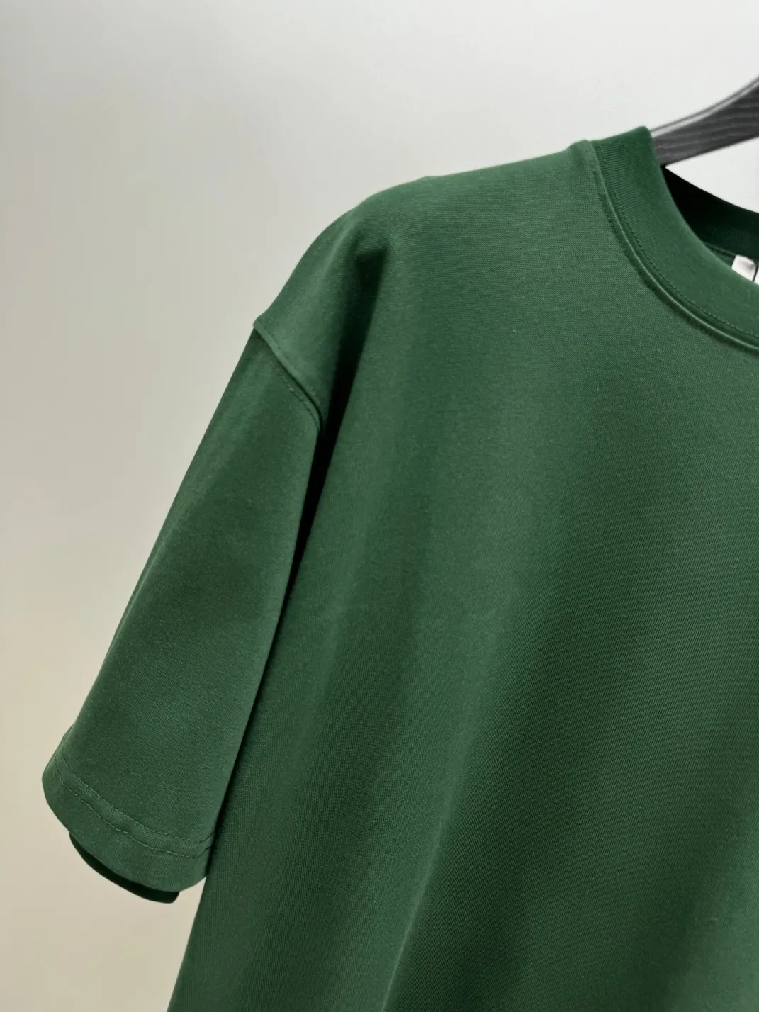 🅿️220 (top version, different currency) will not be taken off the shelves all year round, sell with confidence Style: Dior/DIO.R short-sleeved T-shirt Fabric: 300g heavy double yarn 100% cotton Rib: 320g heavy Sorona 1*1 trendy brand Craftsmanship: imported machine embroidered logo Color: white Imperial green Size: XS S M L No gender distinction, same style for men and women