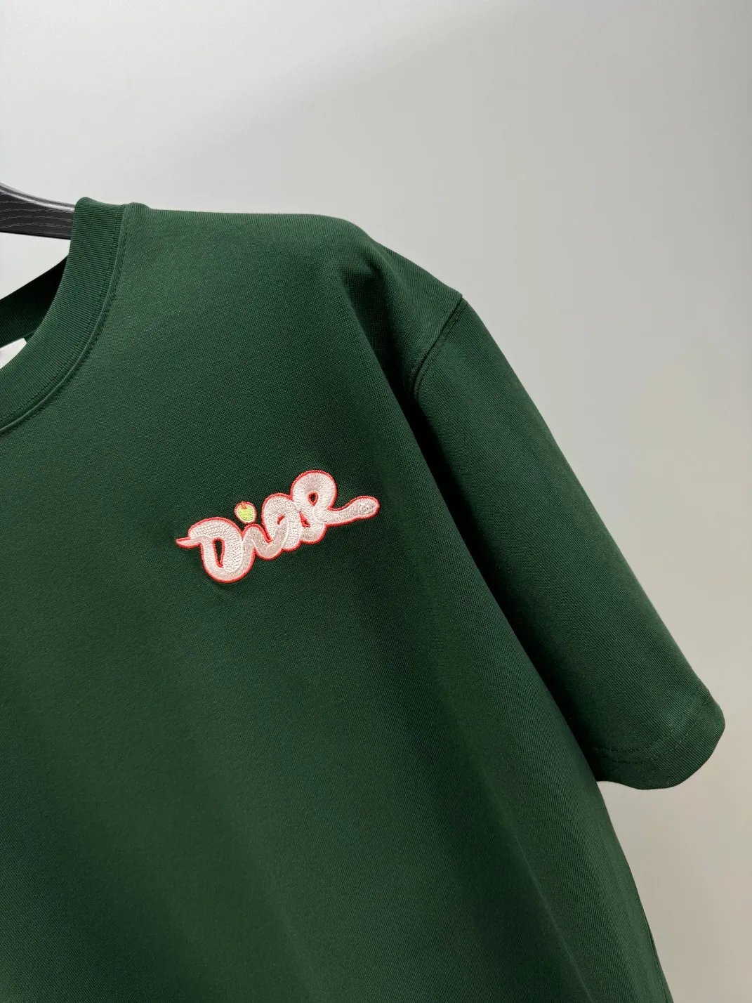 🅿️220 (top version, different currency) will not be taken off the shelves all year round, sell with confidence Style: Dior/DIO.R short-sleeved T-shirt Fabric: 300g heavy double yarn 100% cotton Rib: 320g heavy Sorona 1*1 trendy brand Craftsmanship: imported machine embroidered logo Color: white Imperial green Size: XS S M L No gender distinction, same style for men and women