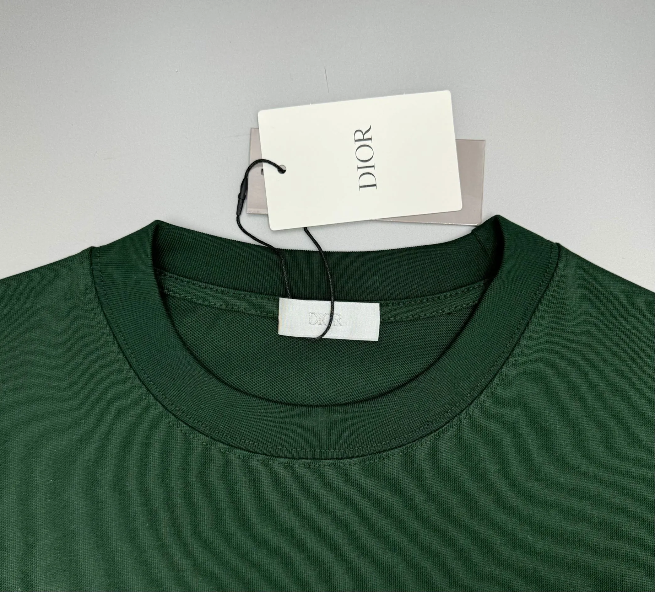 🅿️220 (top version, different currency) will not be taken off the shelves all year round, sell with confidence Style: Dior/DIO.R short-sleeved T-shirt Fabric: 300g heavy double yarn 100% cotton Rib: 320g heavy Sorona 1*1 trendy brand Craftsmanship: imported machine embroidered logo Color: white Imperial green Size: XS S M L No gender distinction, same style for men and women
