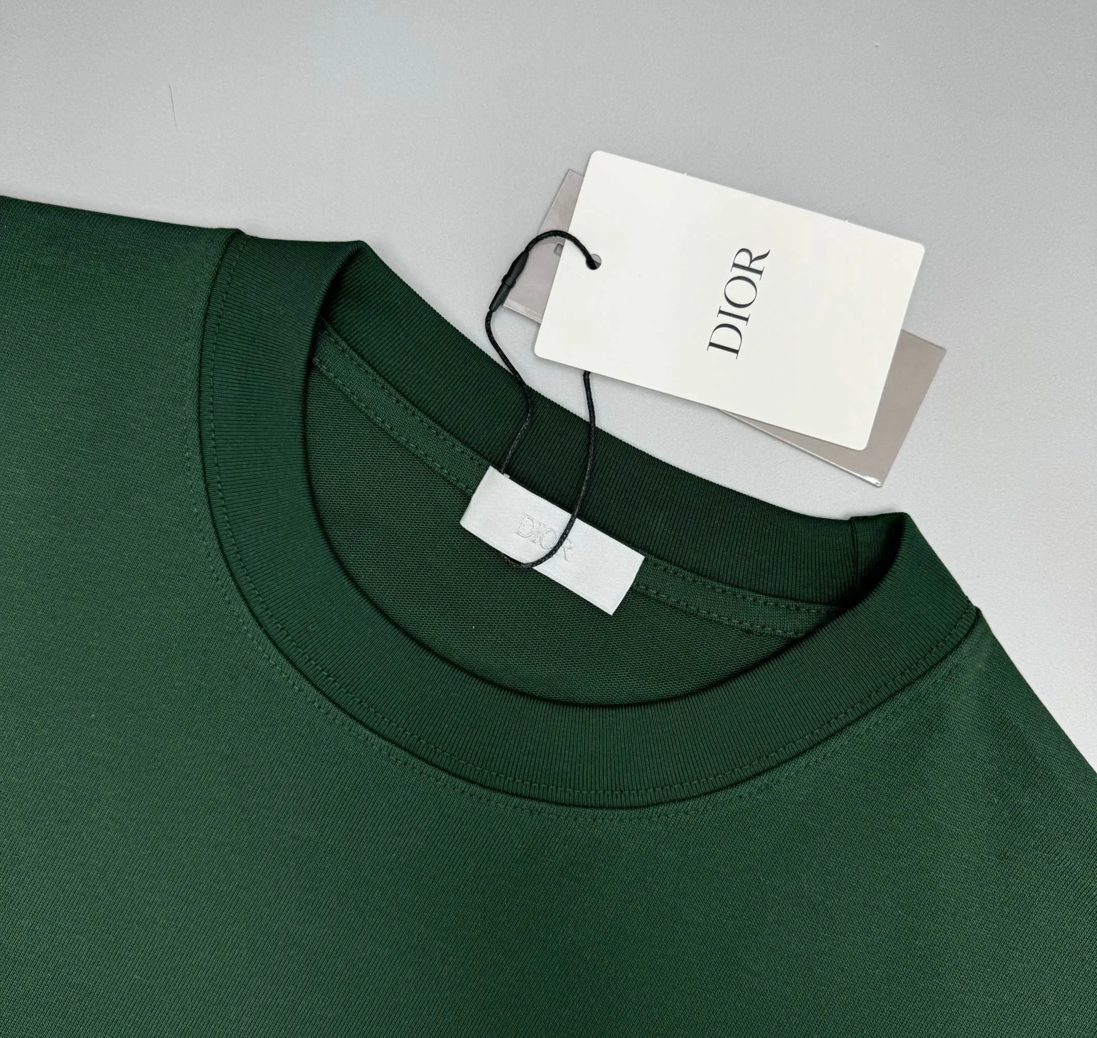 🅿️220 (top version, different currency) will not be taken off the shelves all year round, sell with confidence Style: Dior/DIO.R short-sleeved T-shirt Fabric: 300g heavy double yarn 100% cotton Rib: 320g heavy Sorona 1*1 trendy brand Craftsmanship: imported machine embroidered logo Color: white Imperial green Size: XS S M L No gender distinction, same style for men and women