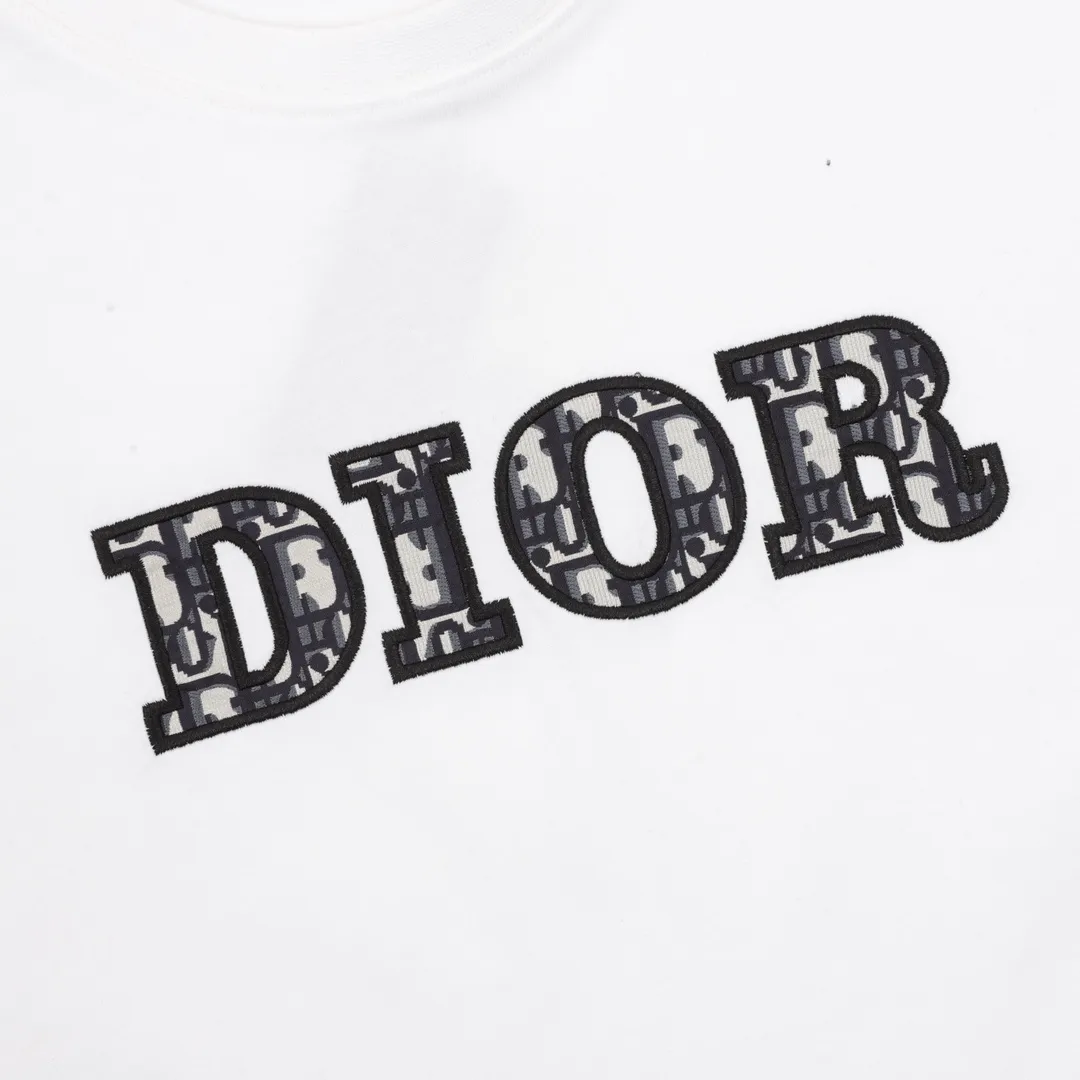 🅿️210 DIOR/Dior presbyopic letter embroidered short-sleeved T-shirt. The simple yet refined OS short T.Oblique splicing design creates a modern trendy look. Knitted cotton fabric is made with advanced knitting micro-density equipment to ensure that the product’s cutting shape and features are both trendy and fashionable. The spliced design of thick cotton Oblique chest embroidered letter logo printed ribbon has a unique retro soft feel, full of street style and more retro flavor, reflecting the perfect design brought by brand fashion. Same style for men and women. size：S-L