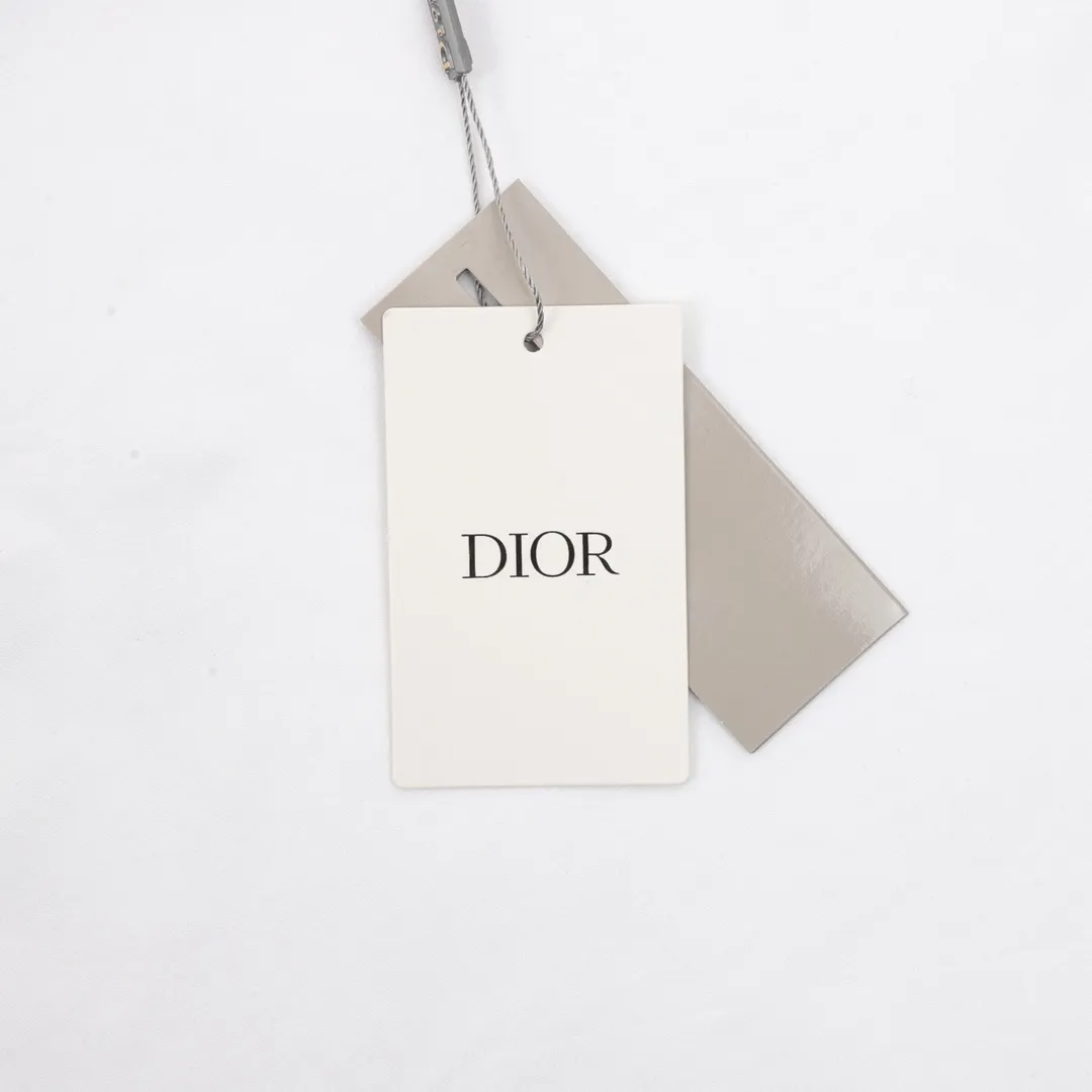 🅿️210 DIOR/Dior presbyopic letter embroidered short-sleeved T-shirt. The simple yet refined OS short T.Oblique splicing design creates a modern trendy look. Knitted cotton fabric is made with advanced knitting micro-density equipment to ensure that the product’s cutting shape and features are both trendy and fashionable. The spliced design of thick cotton Oblique chest embroidered letter logo printed ribbon has a unique retro soft feel, full of street style and more retro flavor, reflecting the perfect design brought by brand fashion. Same style for men and women. size：S-L