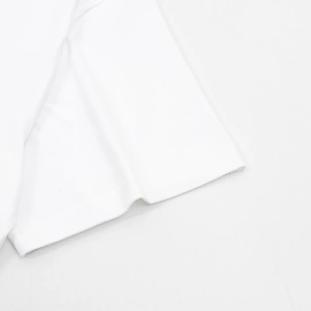 🅿️210 DIOR/Dior presbyopic letter embroidered short-sleeved T-shirt. The simple yet refined OS short T.Oblique splicing design creates a modern trendy look. Knitted cotton fabric is made with advanced knitting micro-density equipment to ensure that the product’s cutting shape and features are both trendy and fashionable. The spliced design of thick cotton Oblique chest embroidered letter logo printed ribbon has a unique retro soft feel, full of street style and more retro flavor, reflecting the perfect design brought by brand fashion. Same style for men and women. size：S-L