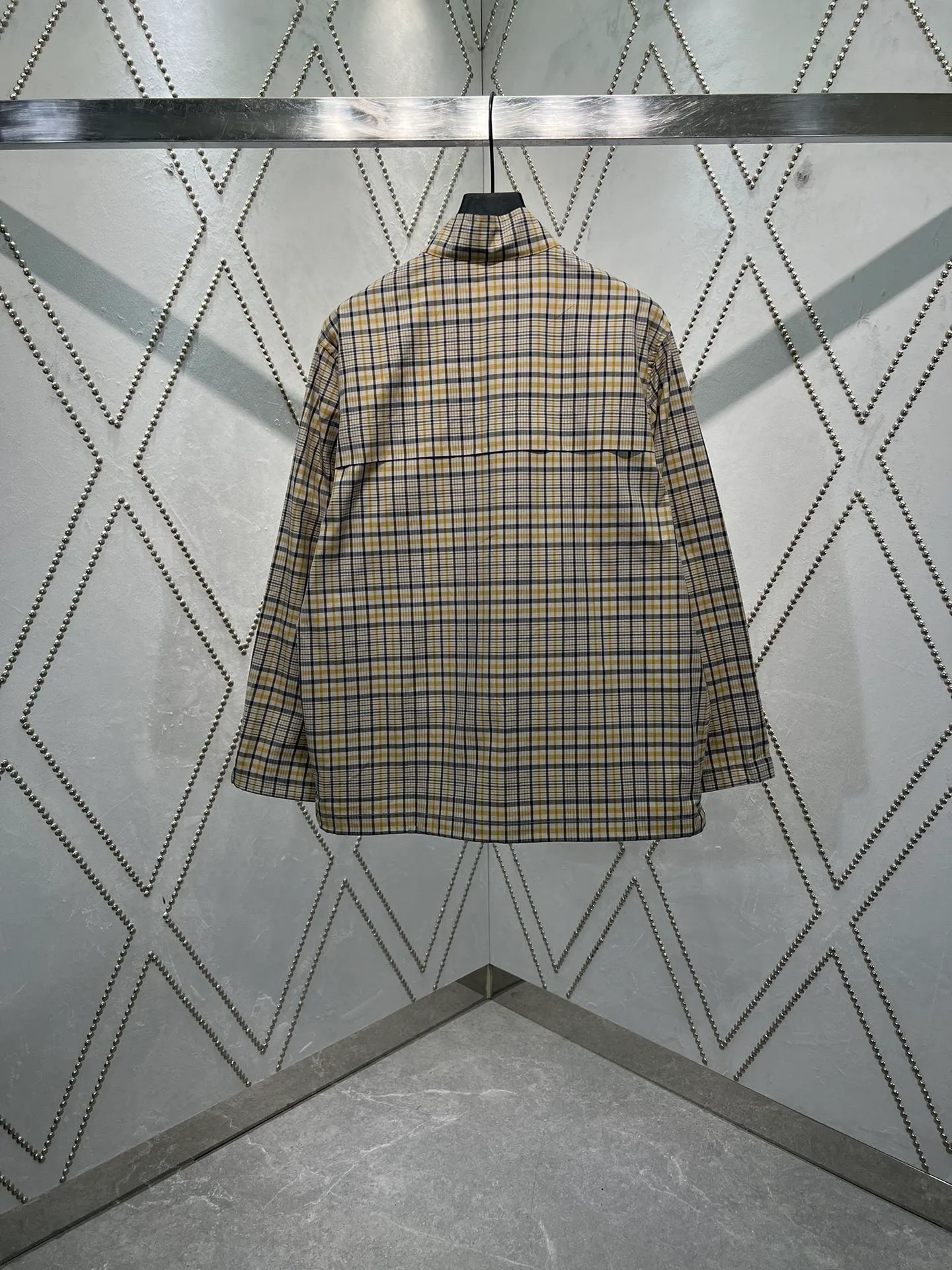 🅿️560 Dior 25ss new zipper shirt reinterprets the classic design to create a fashionable look. Crafted from beige cotton-blend with a beige and navy plaid pattern. Featuring CD Diamond logo on the chest, zip pockets, drawstring hem and cuffs. Easily style it with jeans for a sophisticated look, or style it with the matching shorts for a classic look. Number of yards: 46.48.50.52.