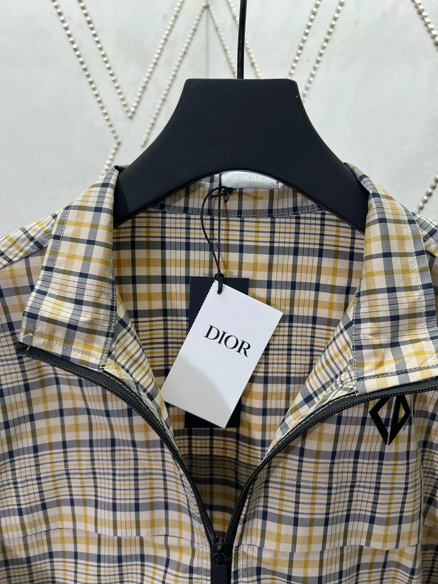 🅿️560 Dior 25ss new zipper shirt reinterprets the classic design to create a fashionable look. Crafted from beige cotton-blend with a beige and navy plaid pattern. Featuring CD Diamond logo on the chest, zip pockets, drawstring hem and cuffs. Easily style it with jeans for a sophisticated look, or style it with the matching shorts for a classic look. Number of yards: 46.48.50.52.