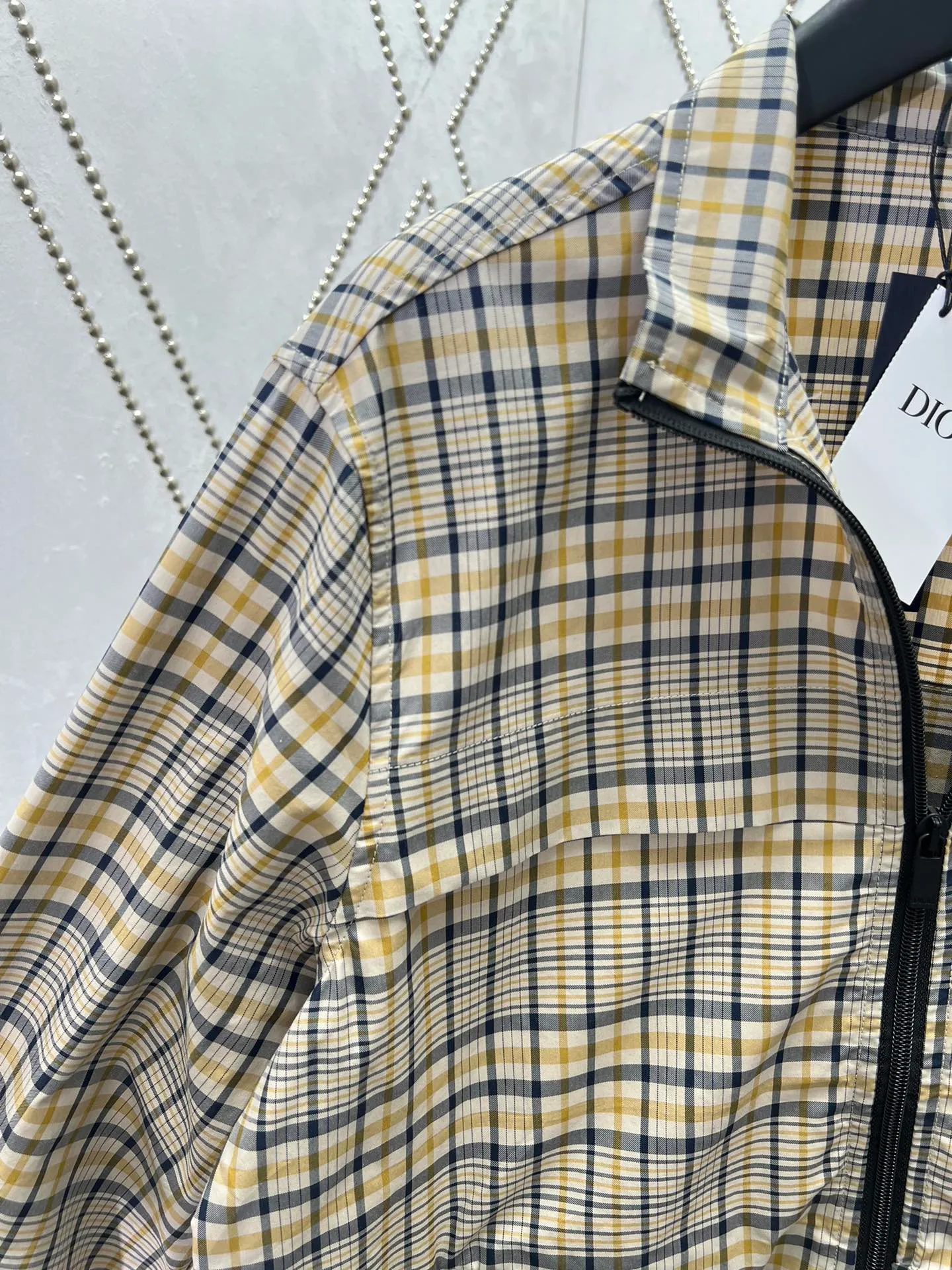 🅿️560 Dior 25ss new zipper shirt reinterprets the classic design to create a fashionable look. Crafted from beige cotton-blend with a beige and navy plaid pattern. Featuring CD Diamond logo on the chest, zip pockets, drawstring hem and cuffs. Easily style it with jeans for a sophisticated look, or style it with the matching shorts for a classic look. Number of yards: 46.48.50.52.