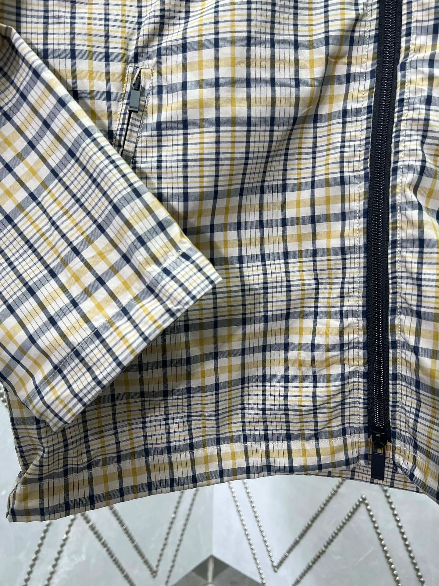 🅿️560 Dior 25ss new zipper shirt reinterprets the classic design to create a fashionable look. Crafted from beige cotton-blend with a beige and navy plaid pattern. Featuring CD Diamond logo on the chest, zip pockets, drawstring hem and cuffs. Easily style it with jeans for a sophisticated look, or style it with the matching shorts for a classic look. Number of yards: 46.48.50.52.