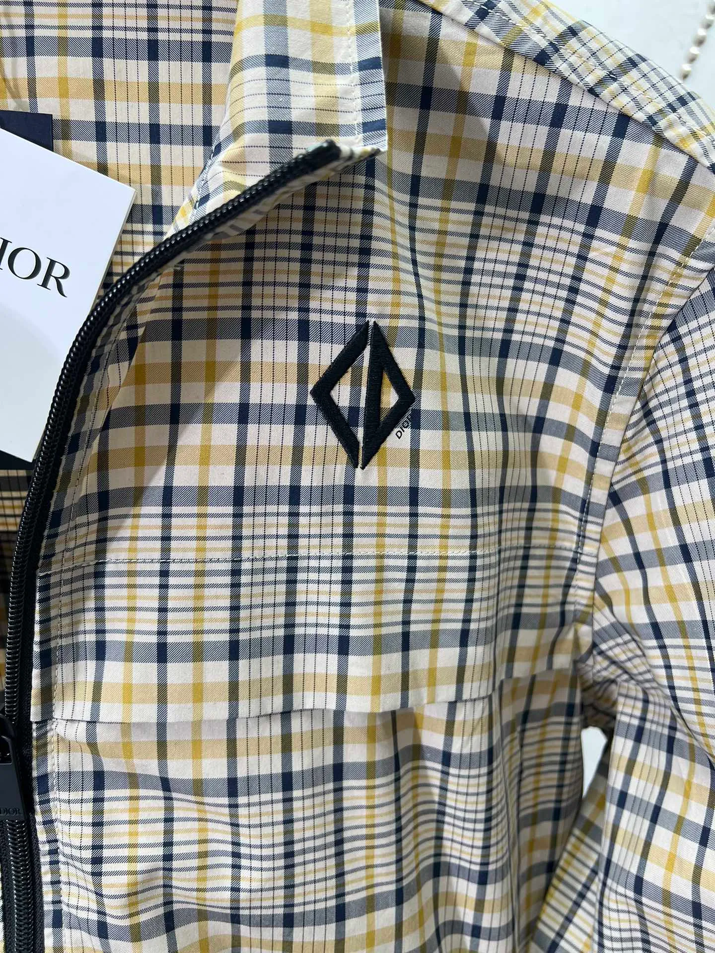 🅿️560 Dior 25ss new zipper shirt reinterprets the classic design to create a fashionable look. Crafted from beige cotton-blend with a beige and navy plaid pattern. Featuring CD Diamond logo on the chest, zip pockets, drawstring hem and cuffs. Easily style it with jeans for a sophisticated look, or style it with the matching shorts for a classic look. Number of yards: 46.48.50.52.
