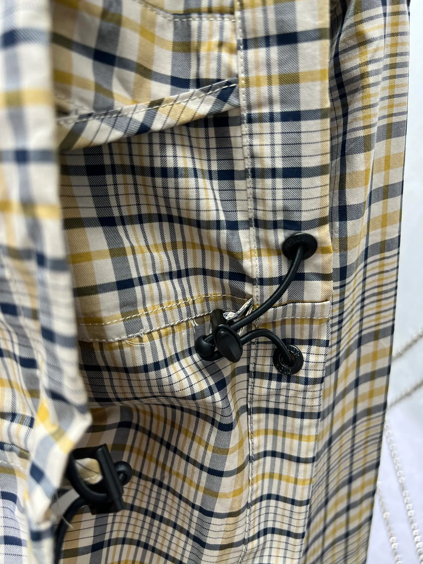 🅿️560 Dior 25ss new zipper shirt reinterprets the classic design to create a fashionable look. Crafted from beige cotton-blend with a beige and navy plaid pattern. Featuring CD Diamond logo on the chest, zip pockets, drawstring hem and cuffs. Easily style it with jeans for a sophisticated look, or style it with the matching shorts for a classic look. Number of yards: 46.48.50.52.