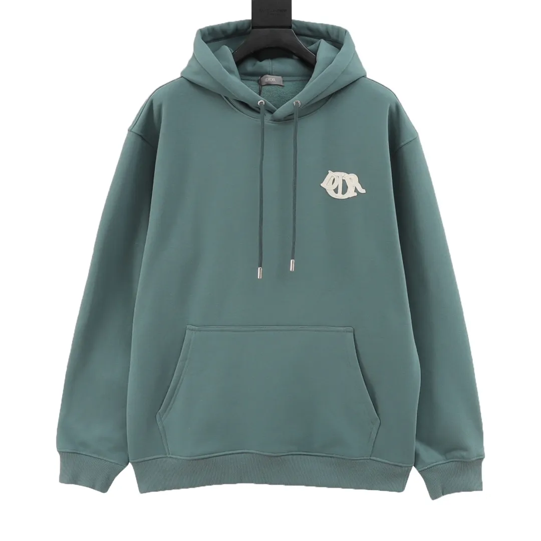 🅿️560 DIOR CD tri-color patch embroidered hooded sweatshirt. The original version is made of new fabric types, 420g cotton heavy fleece fabric, washed with heavy fleece feel. The upper body is fluffy, upright and soft, with the skin-friendly feel of wool. The new patch embroidery process consists of embroidering 4 letters and sewing the clothes on a flat car. Each letter is positioned to restore the original version. The ropes are custom-dyed according to the fabric color, and the hardware is molded independently to create a loose fit. Size：S-L