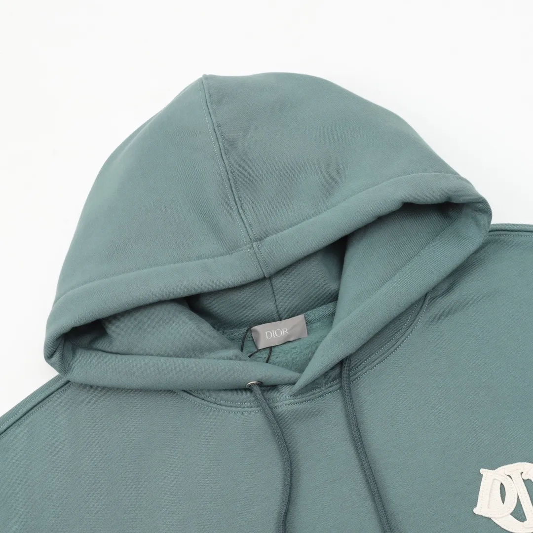 🅿️560 DIOR CD tri-color patch embroidered hooded sweatshirt. The original version is made of new fabric types, 420g cotton heavy fleece fabric, washed with heavy fleece feel. The upper body is fluffy, upright and soft, with the skin-friendly feel of wool. The new patch embroidery process consists of embroidering 4 letters and sewing the clothes on a flat car. Each letter is positioned to restore the original version. The ropes are custom-dyed according to the fabric color, and the hardware is molded independently to create a loose fit. Size：S-L