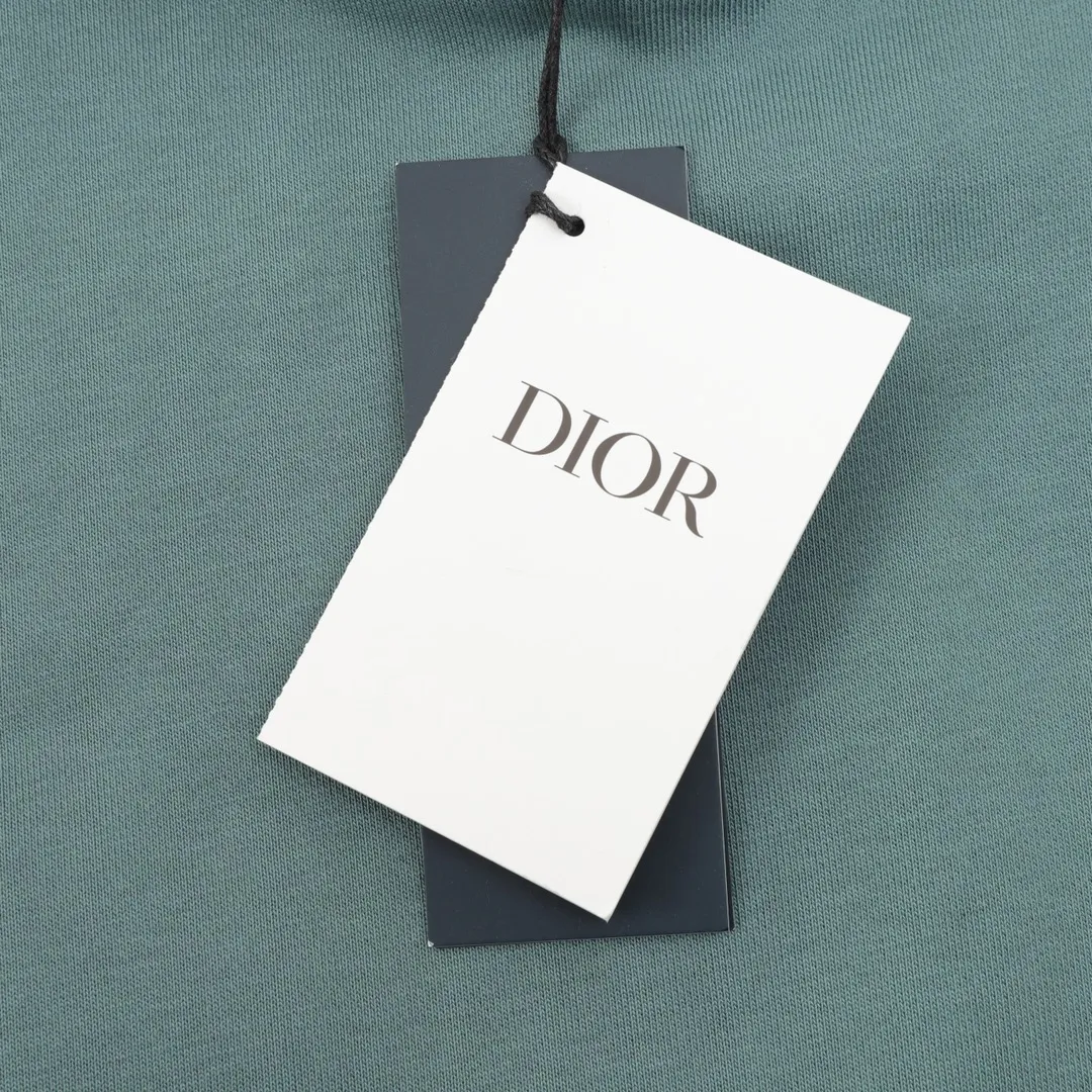 🅿️560 DIOR CD tri-color patch embroidered hooded sweatshirt. The original version is made of new fabric types, 420g cotton heavy fleece fabric, washed with heavy fleece feel. The upper body is fluffy, upright and soft, with the skin-friendly feel of wool. The new patch embroidery process consists of embroidering 4 letters and sewing the clothes on a flat car. Each letter is positioned to restore the original version. The ropes are custom-dyed according to the fabric color, and the hardware is molded independently to create a loose fit. Size：S-L