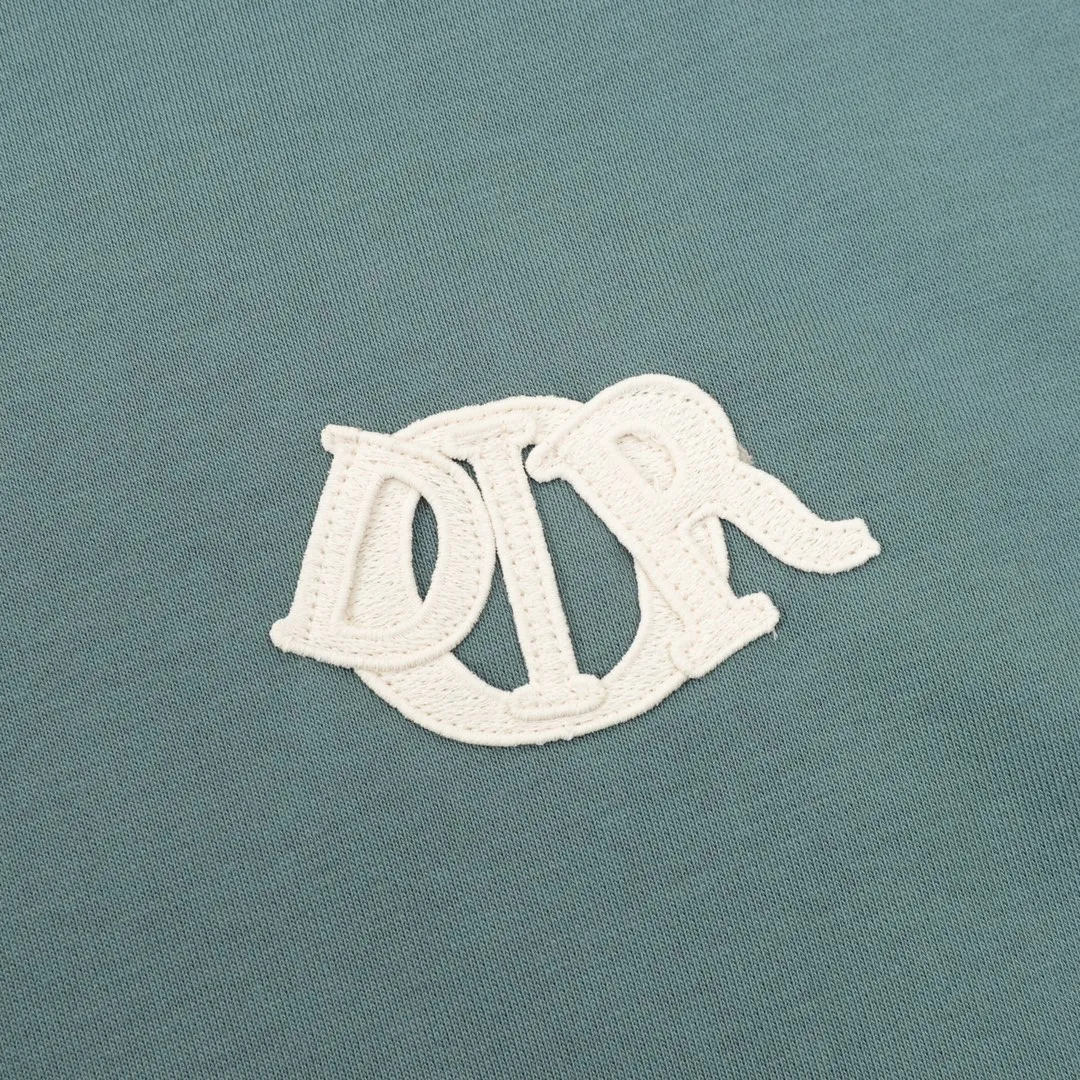 🅿️560 DIOR CD tri-color patch embroidered hooded sweatshirt. The original version is made of new fabric types, 420g cotton heavy fleece fabric, washed with heavy fleece feel. The upper body is fluffy, upright and soft, with the skin-friendly feel of wool. The new patch embroidery process consists of embroidering 4 letters and sewing the clothes on a flat car. Each letter is positioned to restore the original version. The ropes are custom-dyed according to the fabric color, and the hardware is molded independently to create a loose fit. Size：S-L