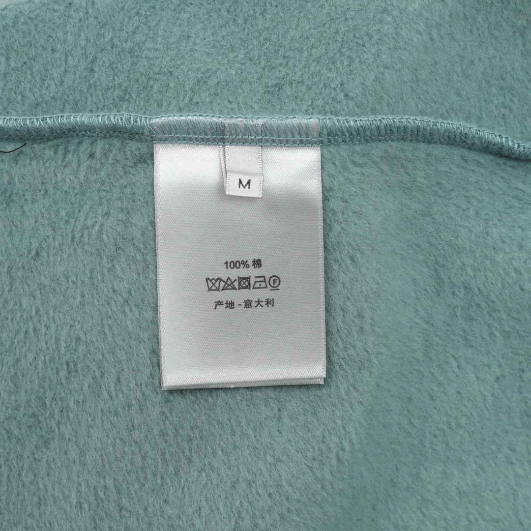 🅿️560 DIOR CD tri-color patch embroidered hooded sweatshirt. The original version is made of new fabric types, 420g cotton heavy fleece fabric, washed with heavy fleece feel. The upper body is fluffy, upright and soft, with the skin-friendly feel of wool. The new patch embroidery process consists of embroidering 4 letters and sewing the clothes on a flat car. Each letter is positioned to restore the original version. The ropes are custom-dyed according to the fabric color, and the hardware is molded independently to create a loose fit. Size：S-L