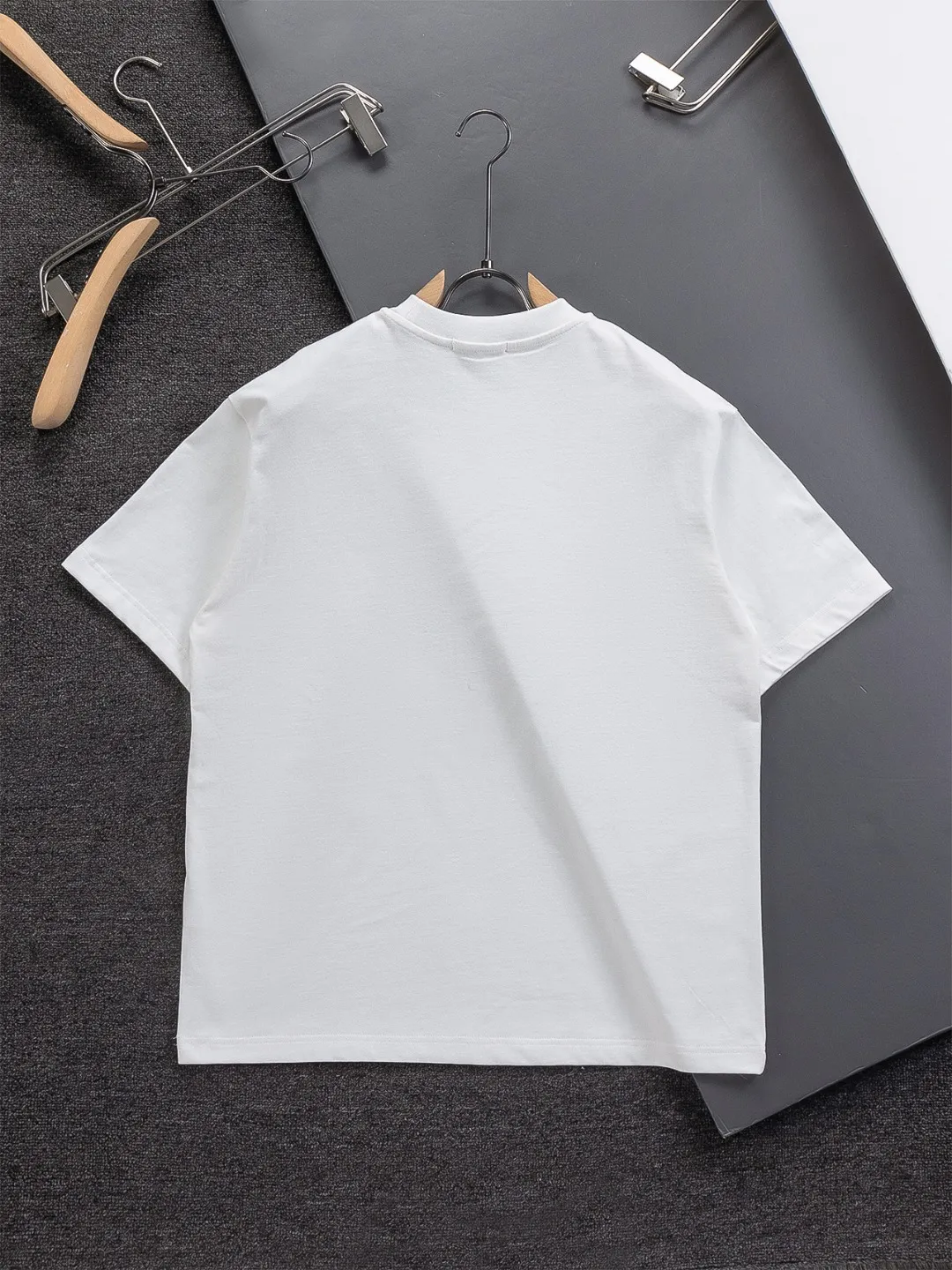 🅿️190 DIOR Dior Dior CD Micro wide version S-XL Dior 26ss official website never fails, permanent boutique LOEWE The cat logo embroidery pattern on the chest is full of details, full of childishness and artistic sense. It is made of 320g high-quality pure cotton, with an S-pattern round neck and topstitching. It is unique. Customized accessories, and the whole body is customized and developed according to the Y board... It has three labels and can control various styles, paying tribute to Dior's historic year! Coupled with the blessing of full-flower cotton material, both the upper body comfort and the existence are unparalleled. It can be said to be a must-have companion in summer. The excellent breathability and comfortable wearing feeling are unparalleled~ Recommended! ! Same style for men and women! Color: Black White Pink Size: S-XL Size chart: S: Shoulder width 50-Bust 56-Length 70 M: Shoulder width 52-Bust 57-Length 72 L: Shoulder width 54-Bust 59-Length 74 XL: Shoulder width 56-Bust 62-Length 76