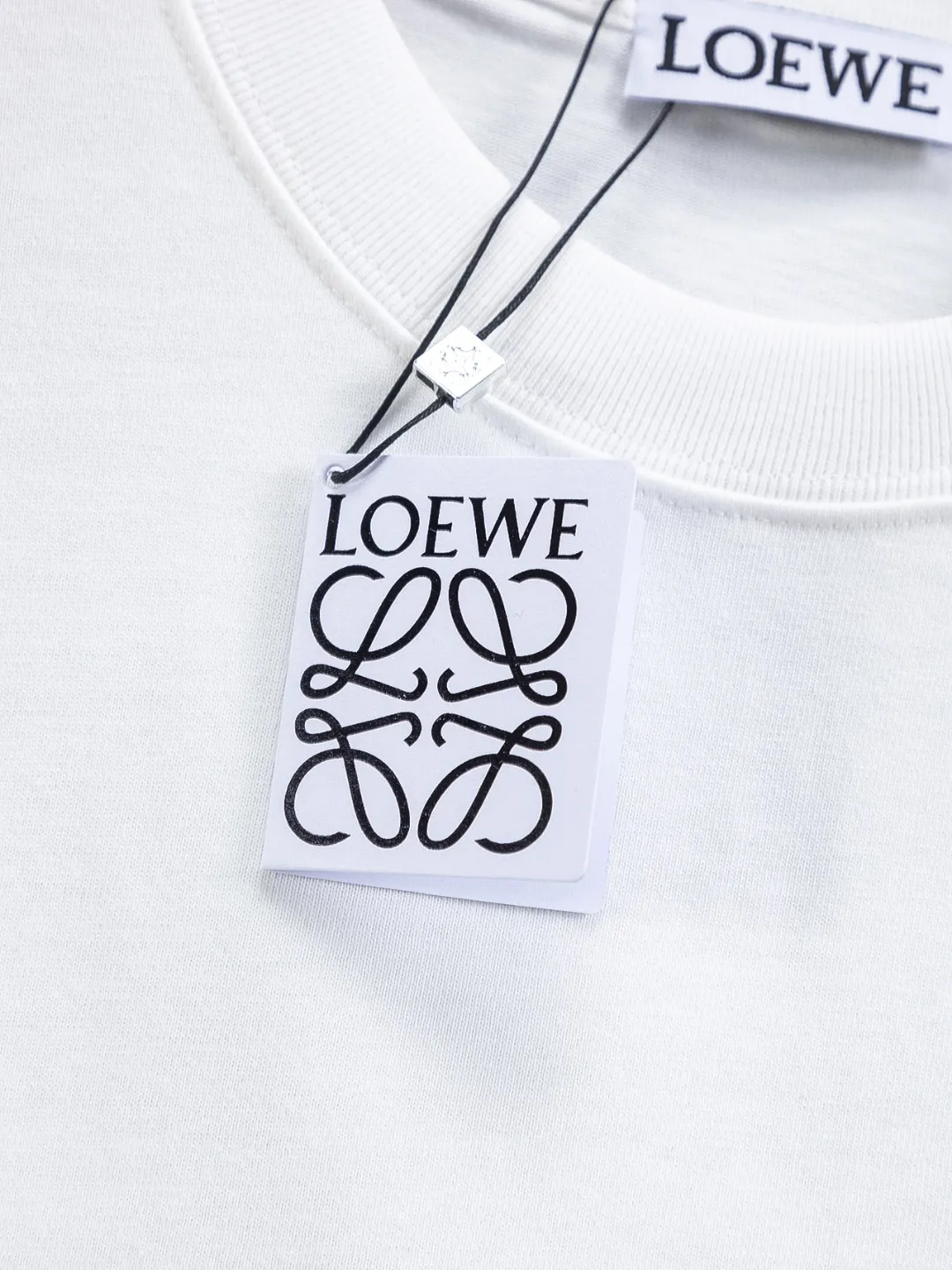 🅿️190 DIOR Dior Dior CD Micro wide version S-XL Dior 26ss official website never fails, permanent boutique LOEWE The cat logo embroidery pattern on the chest is full of details, full of childishness and artistic sense. It is made of 320g high-quality pure cotton, with an S-pattern round neck and topstitching. It is unique. Customized accessories, and the whole body is customized and developed according to the Y board... It has three labels and can control various styles, paying tribute to Dior's historic year! Coupled with the blessing of full-flower cotton material, both the upper body comfort and the existence are unparalleled. It can be said to be a must-have companion in summer. The excellent breathability and comfortable wearing feeling are unparalleled~ Recommended! ! Same style for men and women! Color: Black White Pink Size: S-XL Size chart: S: Shoulder width 50-Bust 56-Length 70 M: Shoulder width 52-Bust 57-Length 72 L: Shoulder width 54-Bust 59-Length 74 XL: Shoulder width 56-Bust 62-Length 76