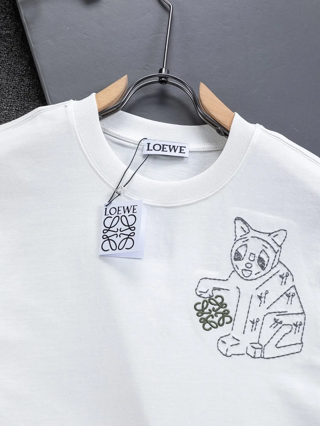 🅿️190 DIOR Dior Dior CD Micro wide version S-XL Dior 26ss official website never fails, permanent boutique LOEWE The cat logo embroidery pattern on the chest is full of details, full of childishness and artistic sense. It is made of 320g high-quality pure cotton, with an S-pattern round neck and topstitching. It is unique. Customized accessories, and the whole body is customized and developed according to the Y board... It has three labels and can control various styles, paying tribute to Dior's historic year! Coupled with the blessing of full-flower cotton material, both the upper body comfort and the existence are unparalleled. It can be said to be a must-have companion in summer. The excellent breathability and comfortable wearing feeling are unparalleled~ Recommended! ! Same style for men and women! Color: Black White Pink Size: S-XL Size chart: S: Shoulder width 50-Bust 56-Length 70 M: Shoulder width 52-Bust 57-Length 72 L: Shoulder width 54-Bust 59-Length 74 XL: Shoulder width 56-Bust 62-Length 76