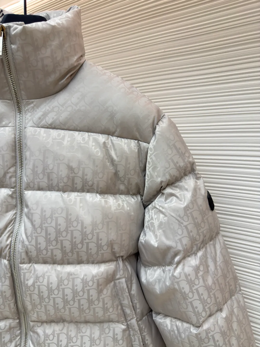 Dior oblique dark pattern old flower stand collar down jacket ●Original version: purchased and developed for 21000 ●Item number: 1680754-C45 ●Fabric: down fabric ●Technology: full-width jacquard production ●Version: fitted version ●Weight: about 1010 grams ●Size: 46-48-50-52-54-56 ●Description: This is a down with ultra-complex craftsmanship. The customization cycle of the fabric is as long as 50 days. Based on the original fabric, laser jacquard makes the whole piece concave and convex, with a stronger three-dimensional effect and a more obvious 3D effect. ✨This fabric has a good hand feel, and the dark pattern presbyopia on it is very low-key. The fabric shows a dark luster and is extremely waterproof! The real texture is more perfect, custom-woven high-density satin nylon material and dark jacquard weave, simple and refreshing, thick and fluffy, super three-proof fabric, waterproof, stain-proof and dust-proof! ✨ Full-width jacquard LOGO, ultra-high-end luxury and style. The handsomeness and eye-catching index of the upper body are absolutely NO. 1. Fully custom-woven jacquard LOGO technology fabric, high-density polyester fiber. It is a new type of heat-insulating and light-weight fabric. It has a light texture, delicate and soft warmth and breathability. Especially the LOGO jacquard produces different light and dark interweaving under different lights! The overall wiring is straight and delicate, the fabric is comfortable and soft, and the color is consistent without color difference. It can be matched with the same style to create a fashionable look and control various occasions. Customized accessories, complete with three standards, same style for men and women!