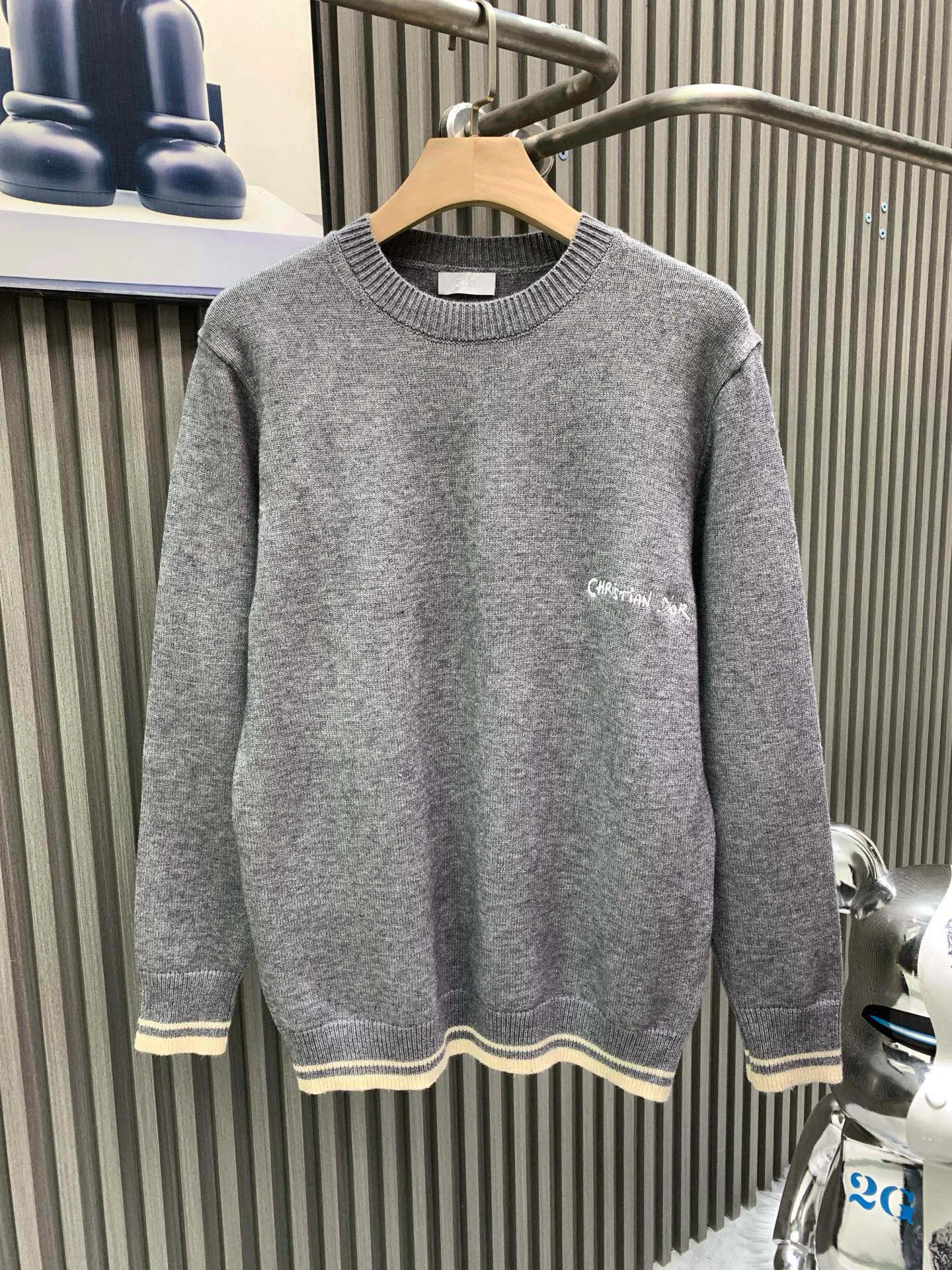 🅿️380 🀄️ DIOR Dior wool pullover with cursive letter embroidery Fabric: Made of 55% cotton wool 45 Xinjiang small cotton This fabric is made of blended fabrics. It is woven on a two-line machine at the same time to make the clothes more three-dimensional. It has a particularly strong feeling and is not easy to pilling, which is the most popular choice among customers. Craftsmanship: The embroidery uses a Behringer embroidery machine. The embroidered letters are clear and three-dimensional, and the lines are detailed. The threads are cut using a 0.05 fine-cut blade to prevent the embroidery threads from joining together. This sweater is a new addition to the 2024 winter men's collection. Showcasing the Cistian Tag embroidery, a fashionable interpretation of the logo. Carefully crafted from gray sheep wool and alpaca blended knitted fabric. Classic fit with comfortable rib details. Fashionable style. Can create a casual everyday look. Cistian Tag embroidered rib crew neck, hem and cuffs.