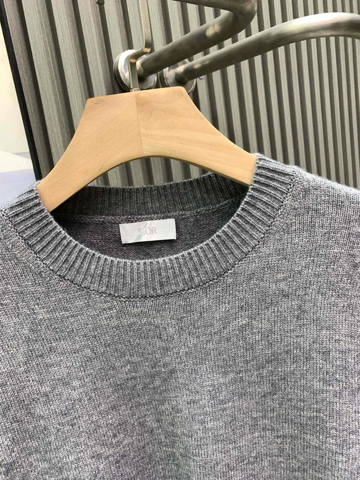 🅿️380 🀄️ DIOR Dior wool pullover with cursive letter embroidery Fabric: Made of 55% cotton wool 45 Xinjiang small cotton This fabric is made of blended fabrics. It is woven on a two-line machine at the same time to make the clothes more three-dimensional. It has a particularly strong feeling and is not easy to pilling, which is the most popular choice among customers. Craftsmanship: The embroidery uses a Behringer embroidery machine. The embroidered letters are clear and three-dimensional, and the lines are detailed. The threads are cut using a 0.05 fine-cut blade to prevent the embroidery threads from joining together. This sweater is a new addition to the 2024 winter men's collection. Showcasing the Cistian Tag embroidery, a fashionable interpretation of the logo. Carefully crafted from gray sheep wool and alpaca blended knitted fabric. Classic fit with comfortable rib details. Fashionable style. Can create a casual everyday look. Cistian Tag embroidered rib crew neck, hem and cuffs.