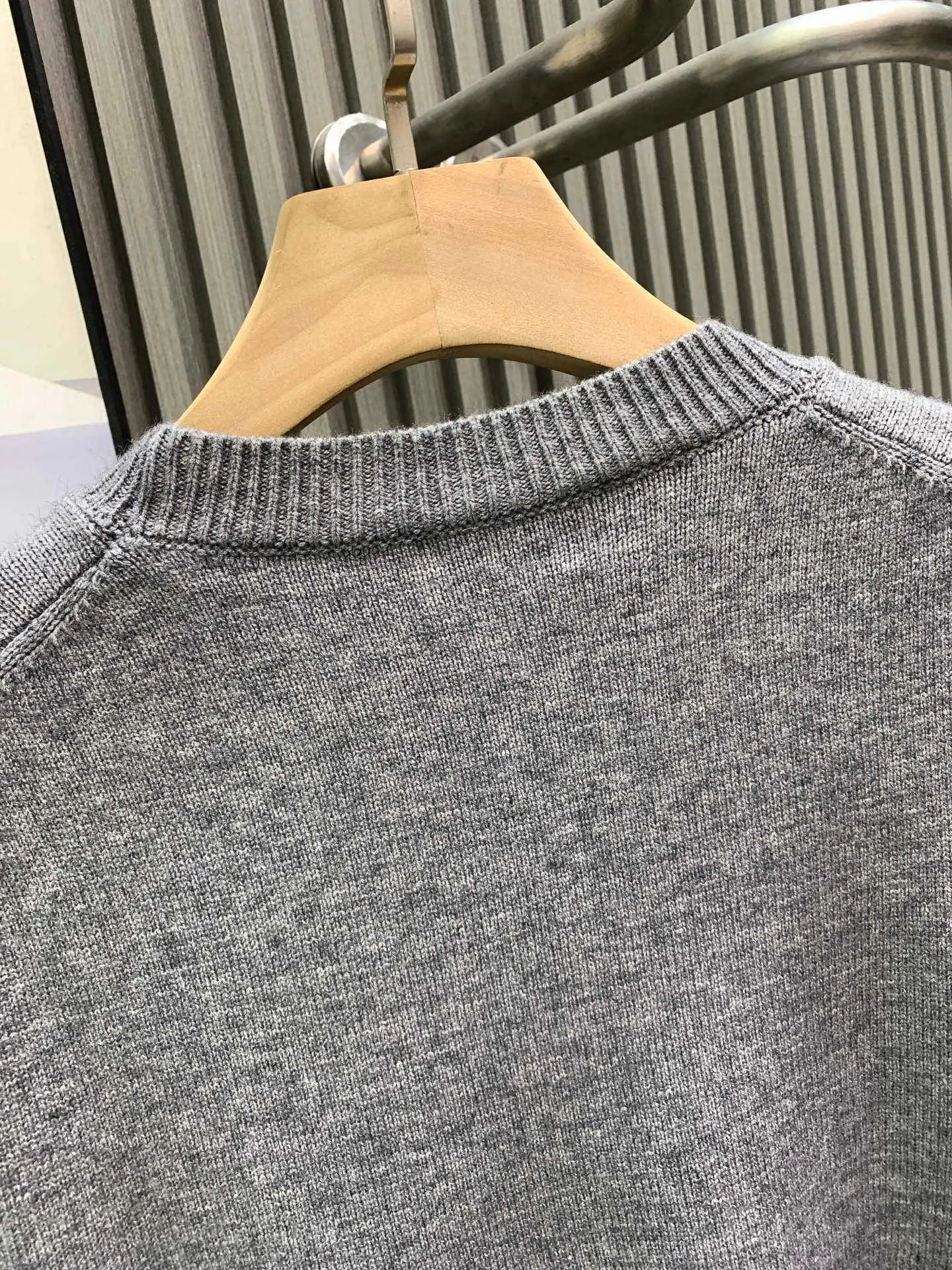 🅿️380 🀄️ DIOR Dior wool pullover with cursive letter embroidery Fabric: Made of 55% cotton wool 45 Xinjiang small cotton This fabric is made of blended fabrics. It is woven on a two-line machine at the same time to make the clothes more three-dimensional. It has a particularly strong feeling and is not easy to pilling, which is the most popular choice among customers. Craftsmanship: The embroidery uses a Behringer embroidery machine. The embroidered letters are clear and three-dimensional, and the lines are detailed. The threads are cut using a 0.05 fine-cut blade to prevent the embroidery threads from joining together. This sweater is a new addition to the 2024 winter men's collection. Showcasing the Cistian Tag embroidery, a fashionable interpretation of the logo. Carefully crafted from gray sheep wool and alpaca blended knitted fabric. Classic fit with comfortable rib details. Fashionable style. Can create a casual everyday look. Cistian Tag embroidered rib crew neck, hem and cuffs.