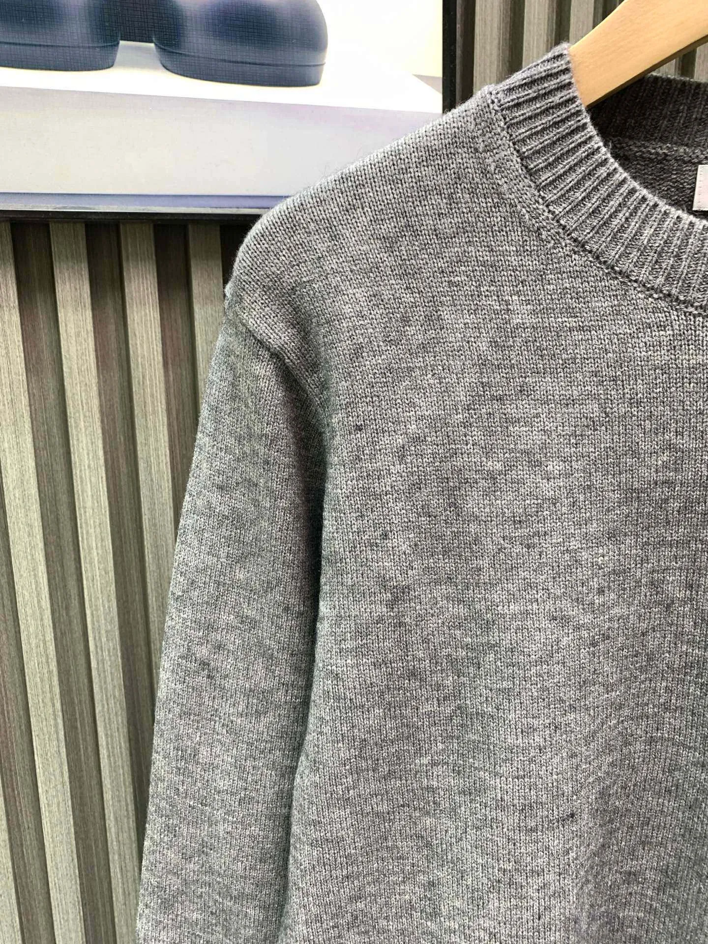 🅿️380 🀄️ DIOR Dior wool pullover with cursive letter embroidery Fabric: Made of 55% cotton wool 45 Xinjiang small cotton This fabric is made of blended fabrics. It is woven on a two-line machine at the same time to make the clothes more three-dimensional. It has a particularly strong feeling and is not easy to pilling, which is the most popular choice among customers. Craftsmanship: The embroidery uses a Behringer embroidery machine. The embroidered letters are clear and three-dimensional, and the lines are detailed. The threads are cut using a 0.05 fine-cut blade to prevent the embroidery threads from joining together. This sweater is a new addition to the 2024 winter men's collection. Showcasing the Cistian Tag embroidery, a fashionable interpretation of the logo. Carefully crafted from gray sheep wool and alpaca blended knitted fabric. Classic fit with comfortable rib details. Fashionable style. Can create a casual everyday look. Cistian Tag embroidered rib crew neck, hem and cuffs.