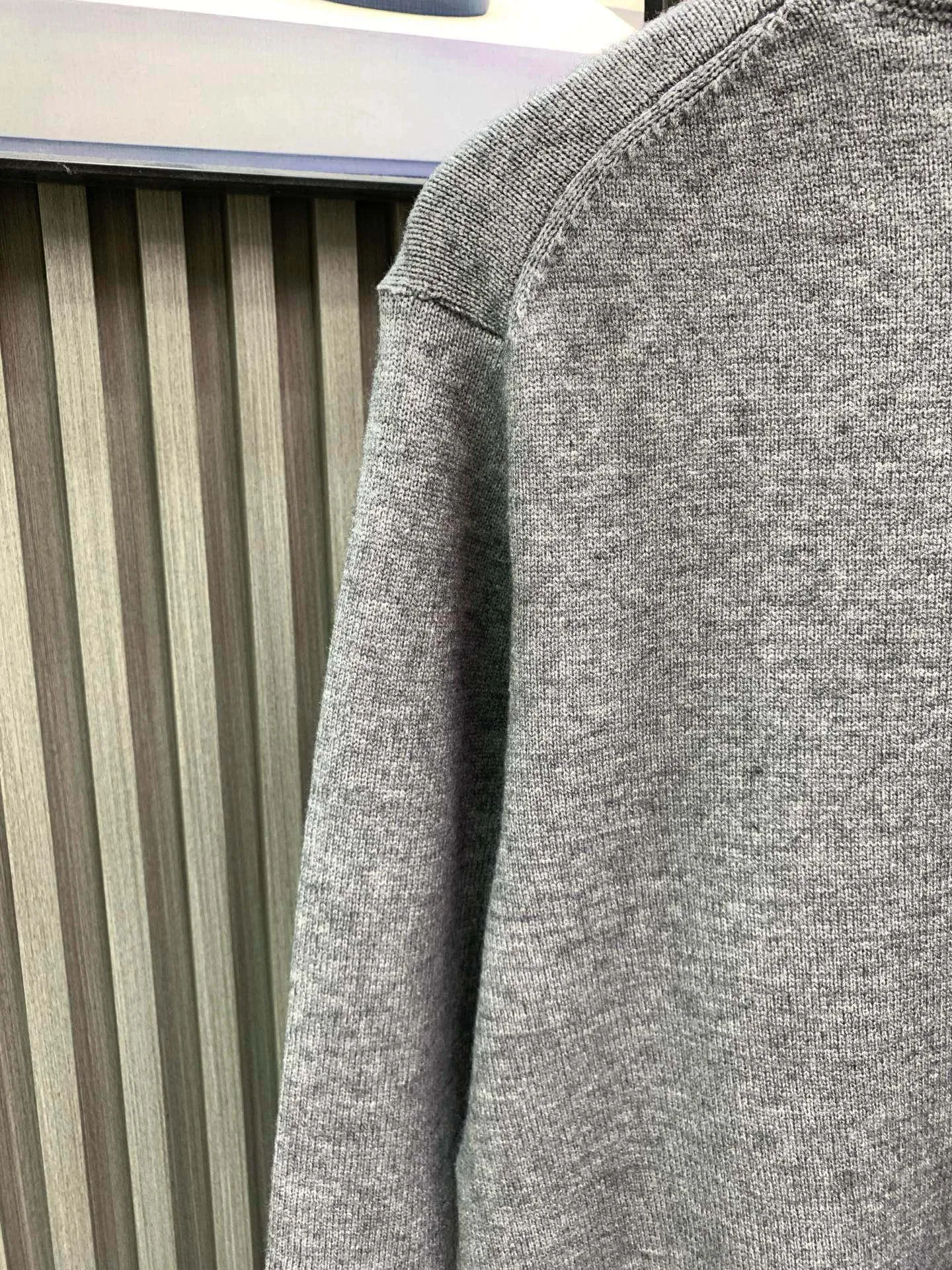 🅿️380 🀄️ DIOR Dior wool pullover with cursive letter embroidery Fabric: Made of 55% cotton wool 45 Xinjiang small cotton This fabric is made of blended fabrics. It is woven on a two-line machine at the same time to make the clothes more three-dimensional. It has a particularly strong feeling and is not easy to pilling, which is the most popular choice among customers. Craftsmanship: The embroidery uses a Behringer embroidery machine. The embroidered letters are clear and three-dimensional, and the lines are detailed. The threads are cut using a 0.05 fine-cut blade to prevent the embroidery threads from joining together. This sweater is a new addition to the 2024 winter men's collection. Showcasing the Cistian Tag embroidery, a fashionable interpretation of the logo. Carefully crafted from gray sheep wool and alpaca blended knitted fabric. Classic fit with comfortable rib details. Fashionable style. Can create a casual everyday look. Cistian Tag embroidered rib crew neck, hem and cuffs.